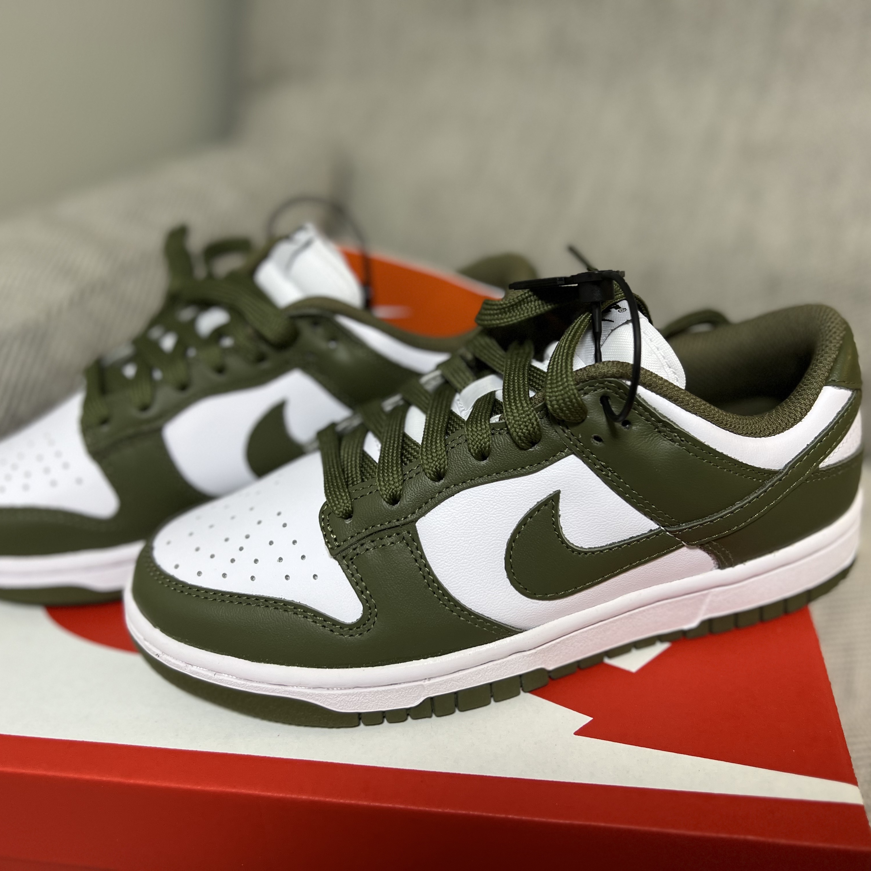 (W) Nike Dunk Low Medium Olive 착용 스타일 - 2