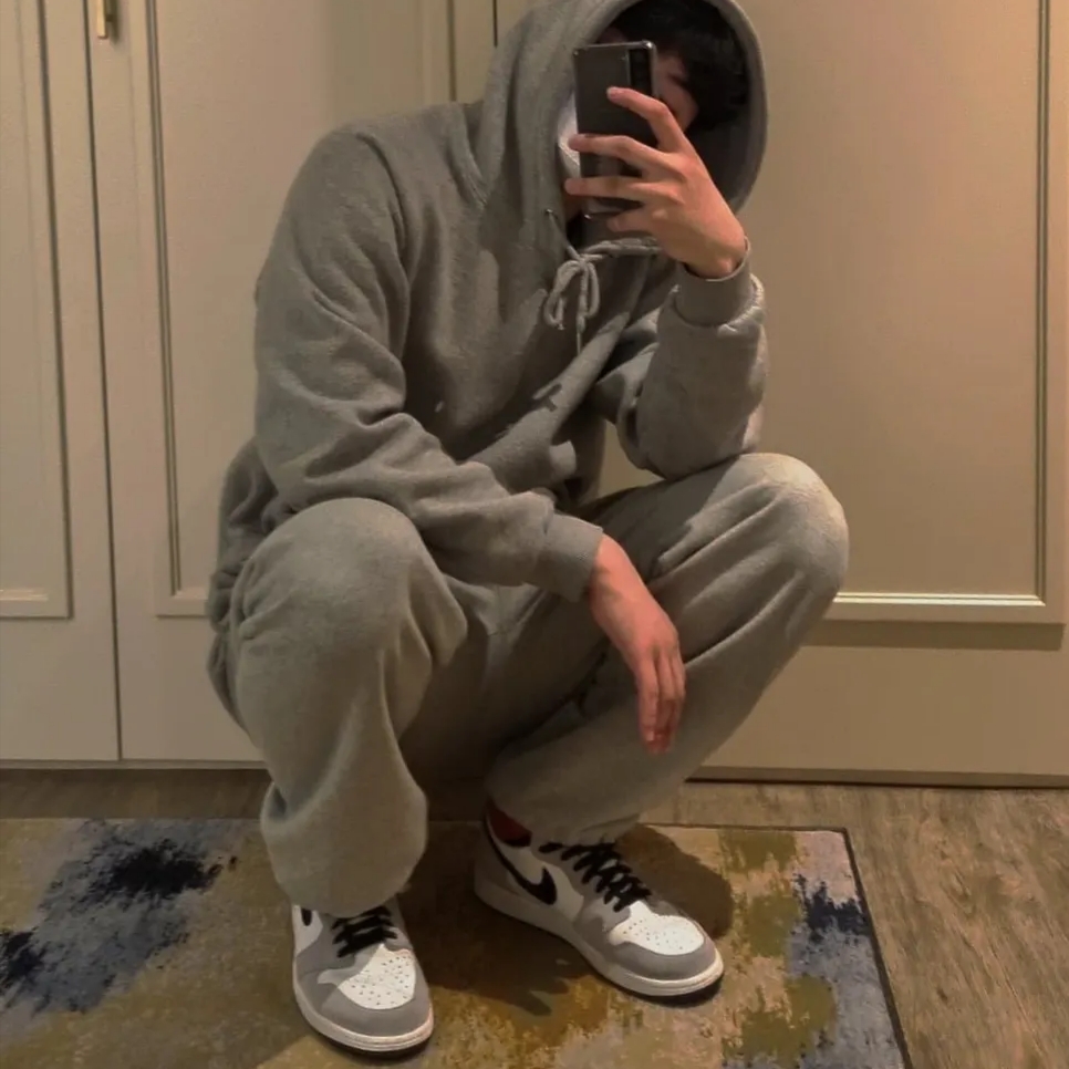 Jordan 1 Retro High OG Light Smoke Grey 착용 스타일 - 2