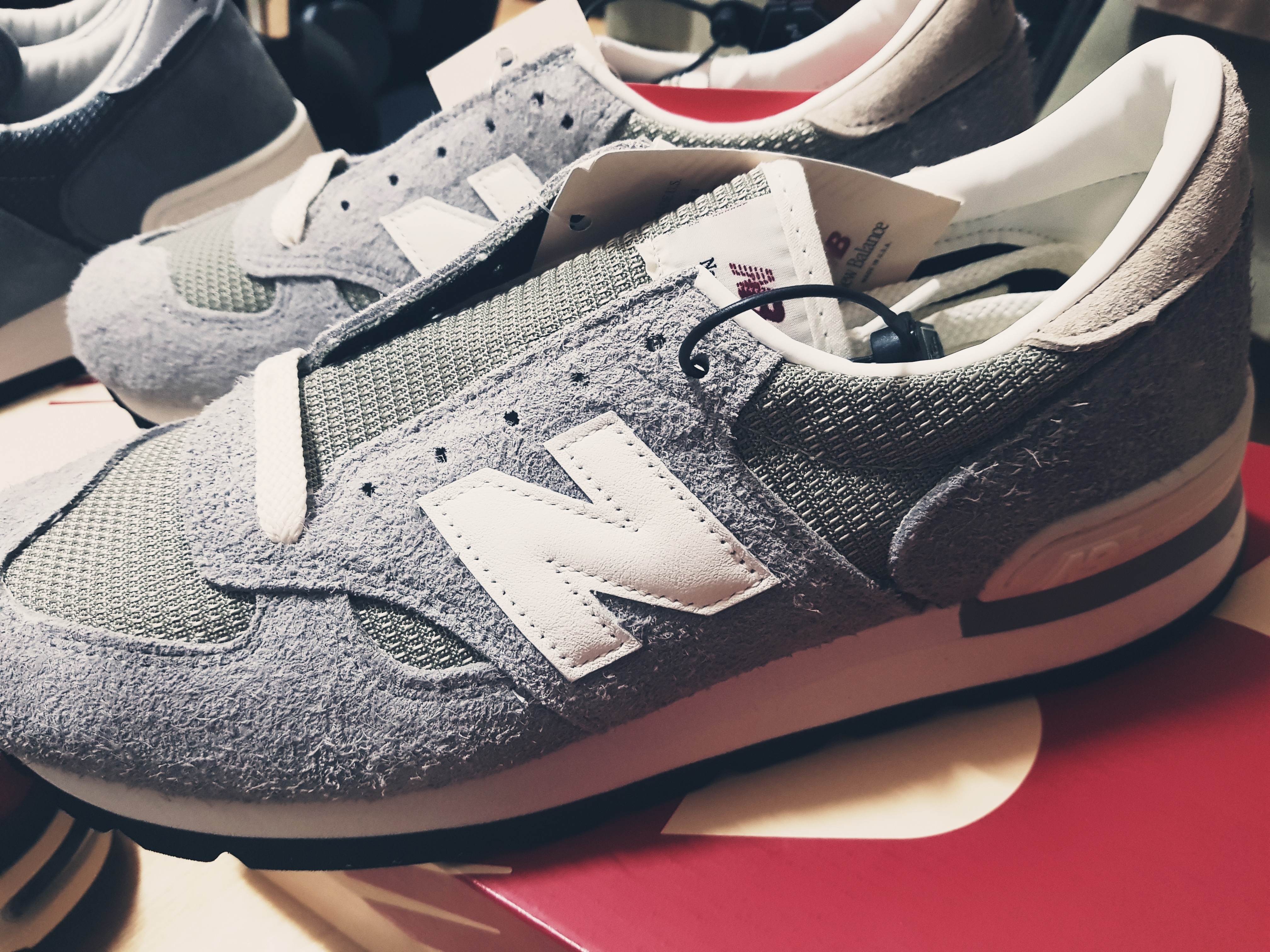 New Balance 990v1 Made in USA Grey White, New Balance 990v1 Made in USA Marblehead Incense 착용 스타일 - 3