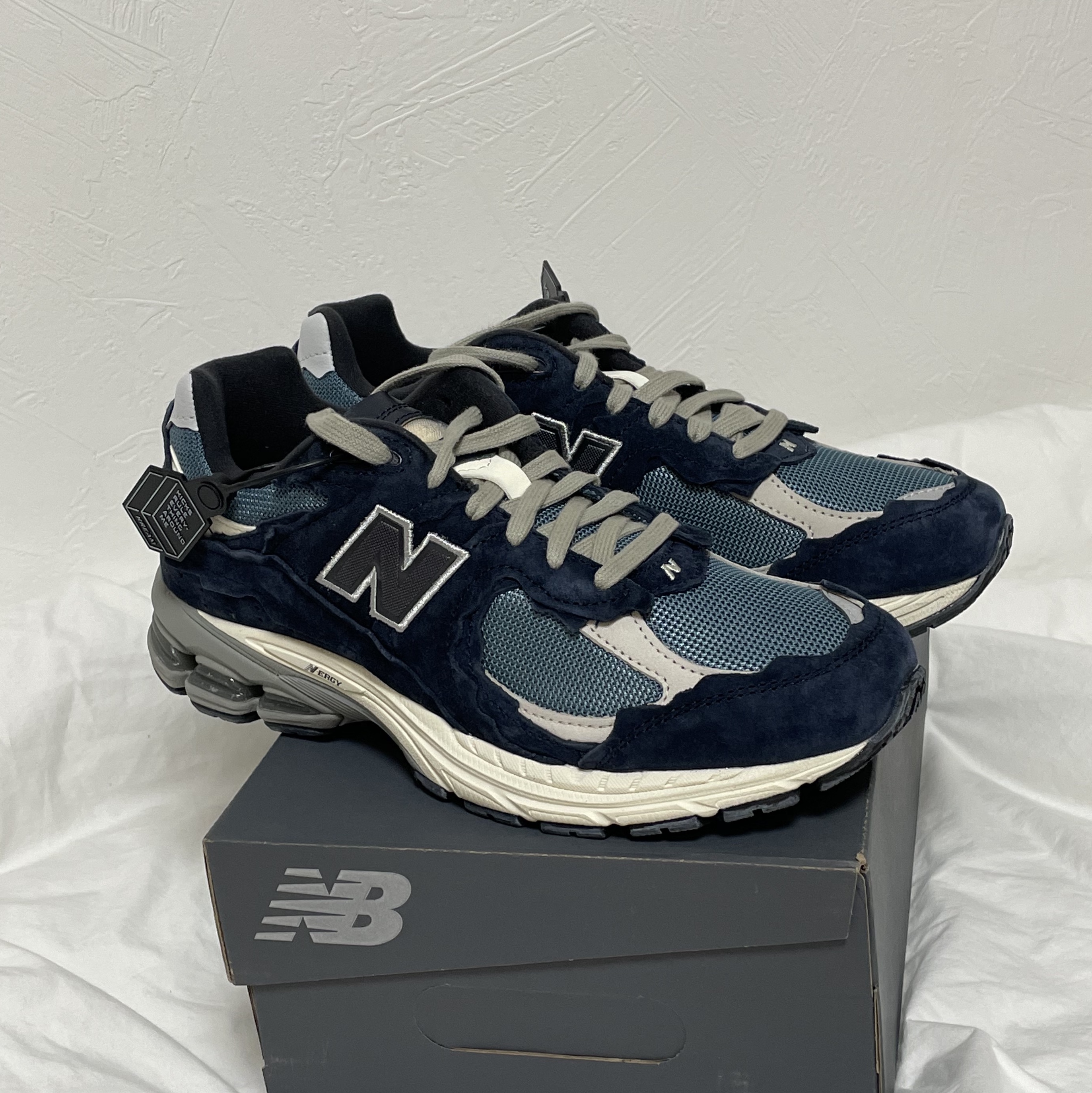 New Balance 2002R Protection Pack Dark Navy 착용 스타일 - 1
