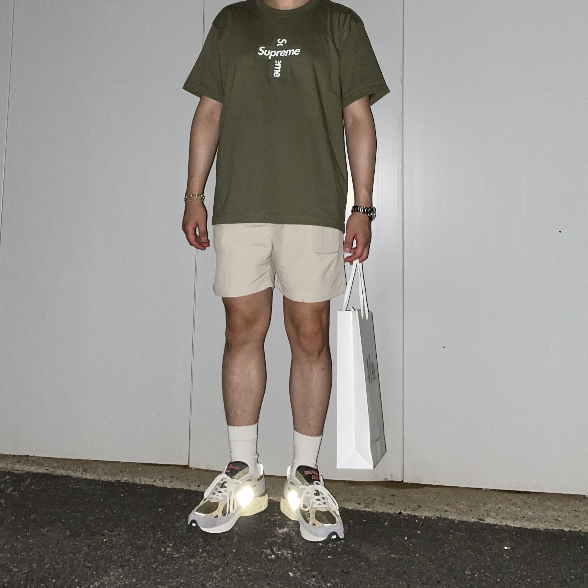 Supreme Cross Box Logo T-Shirt Light Olive - 20FW, New Balance 990v3 Made in USA Marblehead Incense 착용 스타일