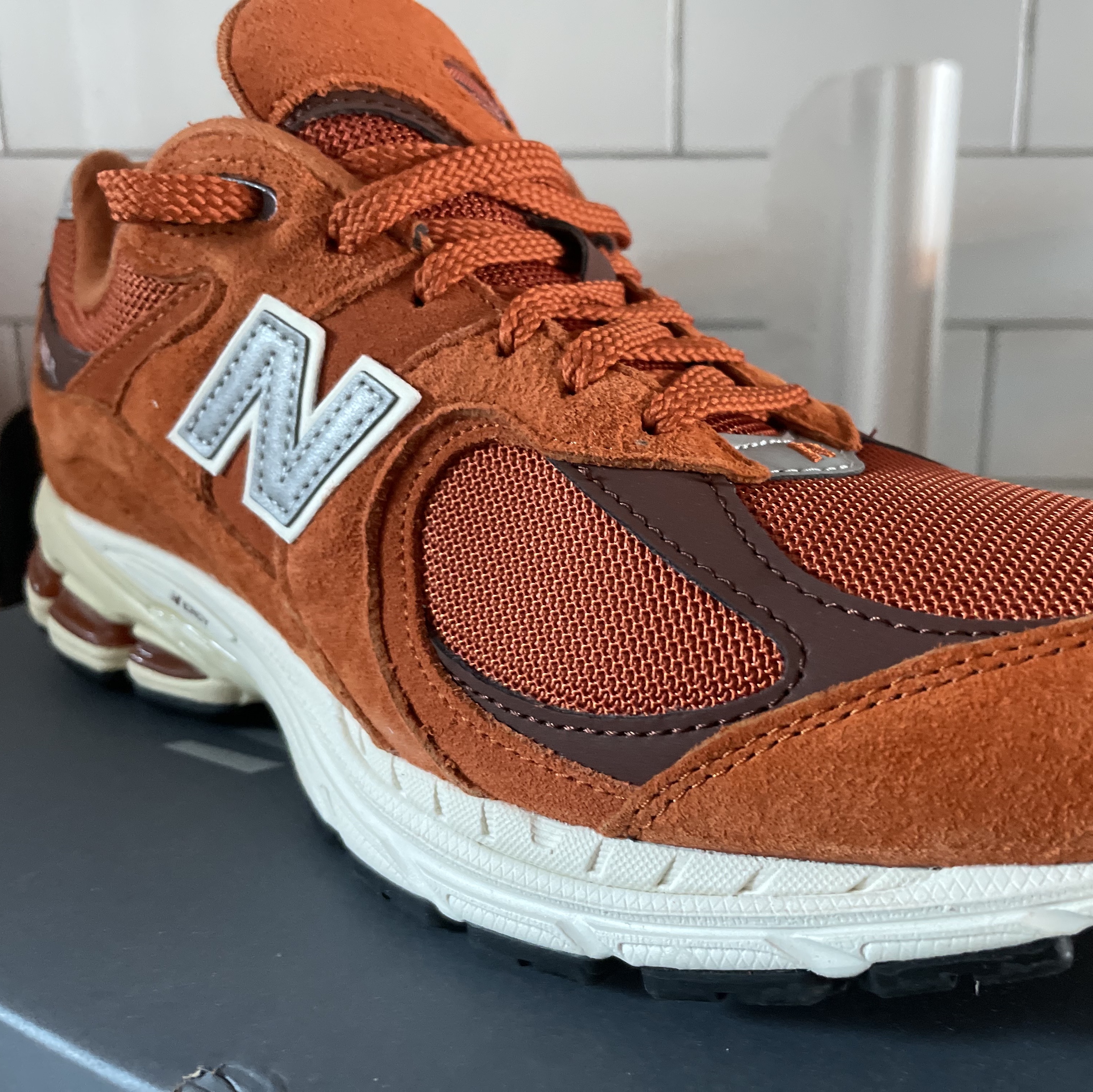 New Balance 2002R Rust Oxide 착용 스타일