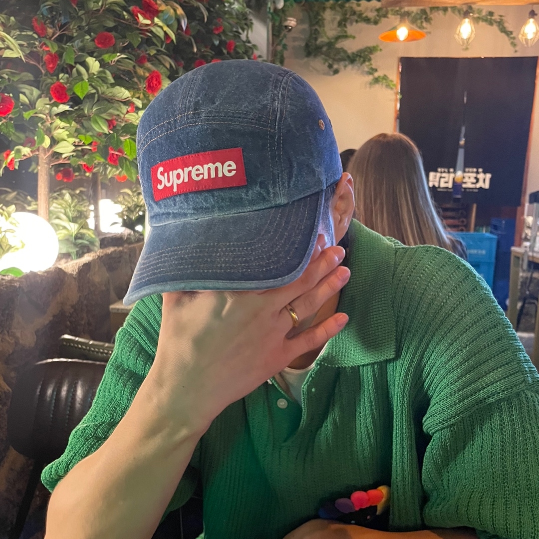 Supreme Washed Chino Twill Camp Cap Denim - 22FW, Adidas Yeezy Foam RNNR Mist 착용 스타일 - 1