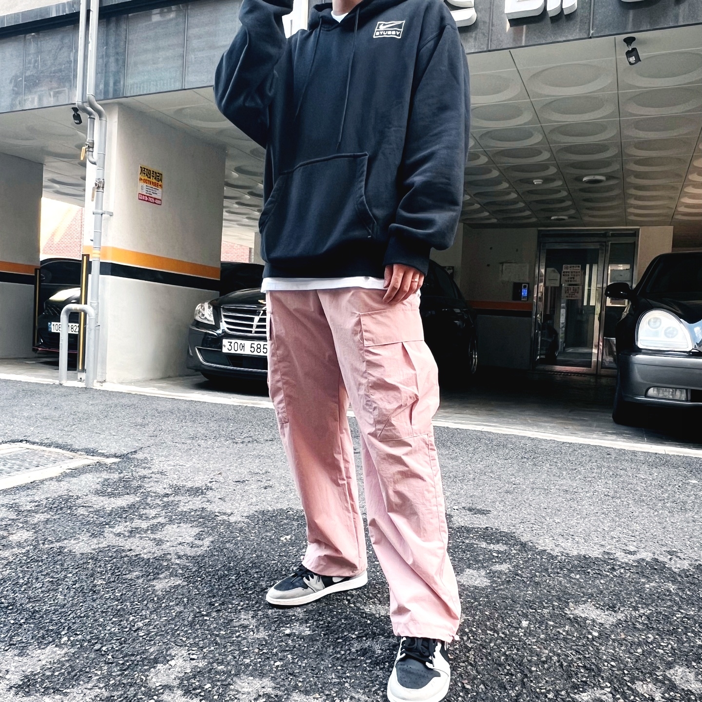 Nike x Stussy NRG RA Washed Pullover Hoodie Black (DN4028-010), Nike x Stussy NRG FL SS 8 Ball T-Shirt White (DO9323-100) 착용 스타일
