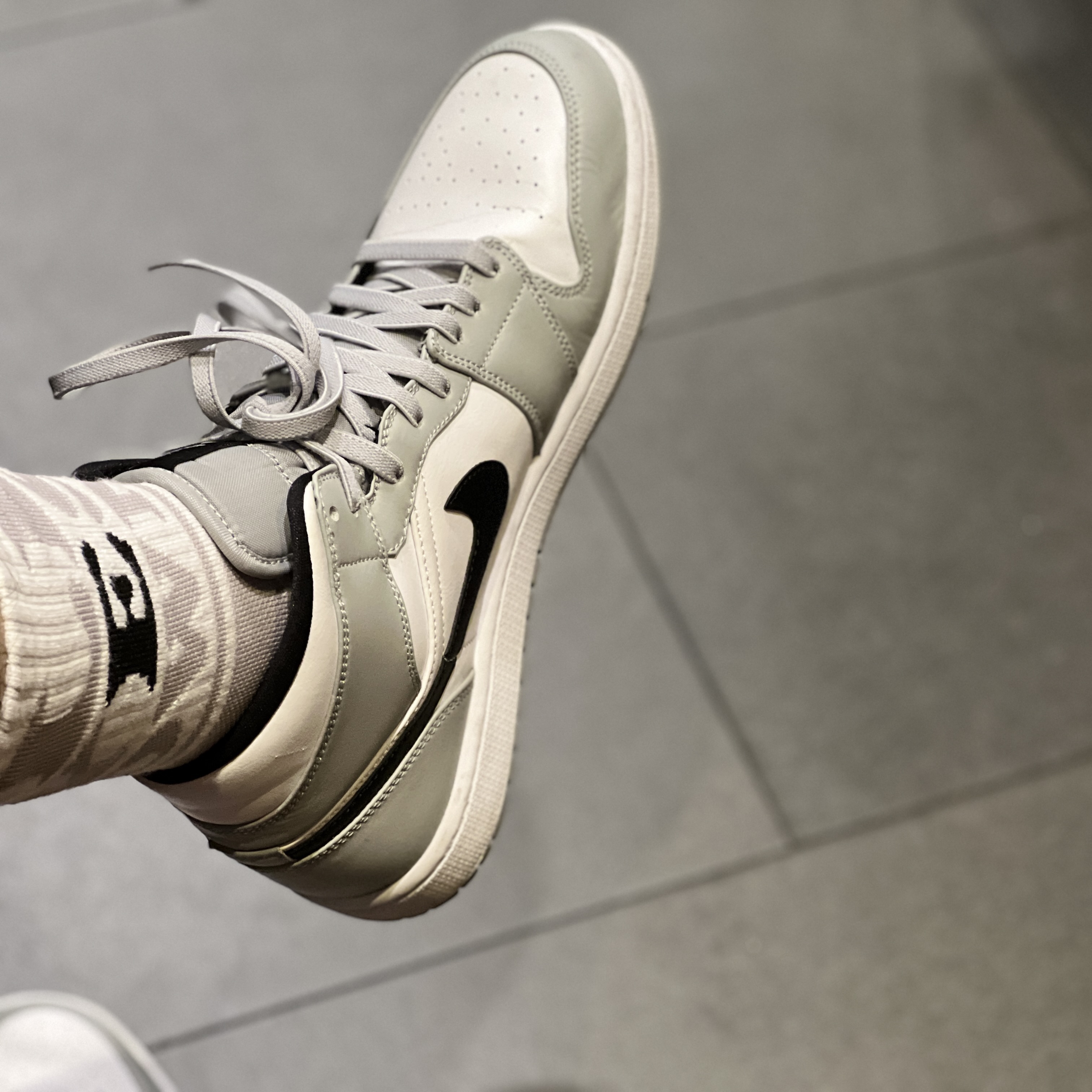 Jordan 1 Mid Light Smoke Grey 착용 스타일