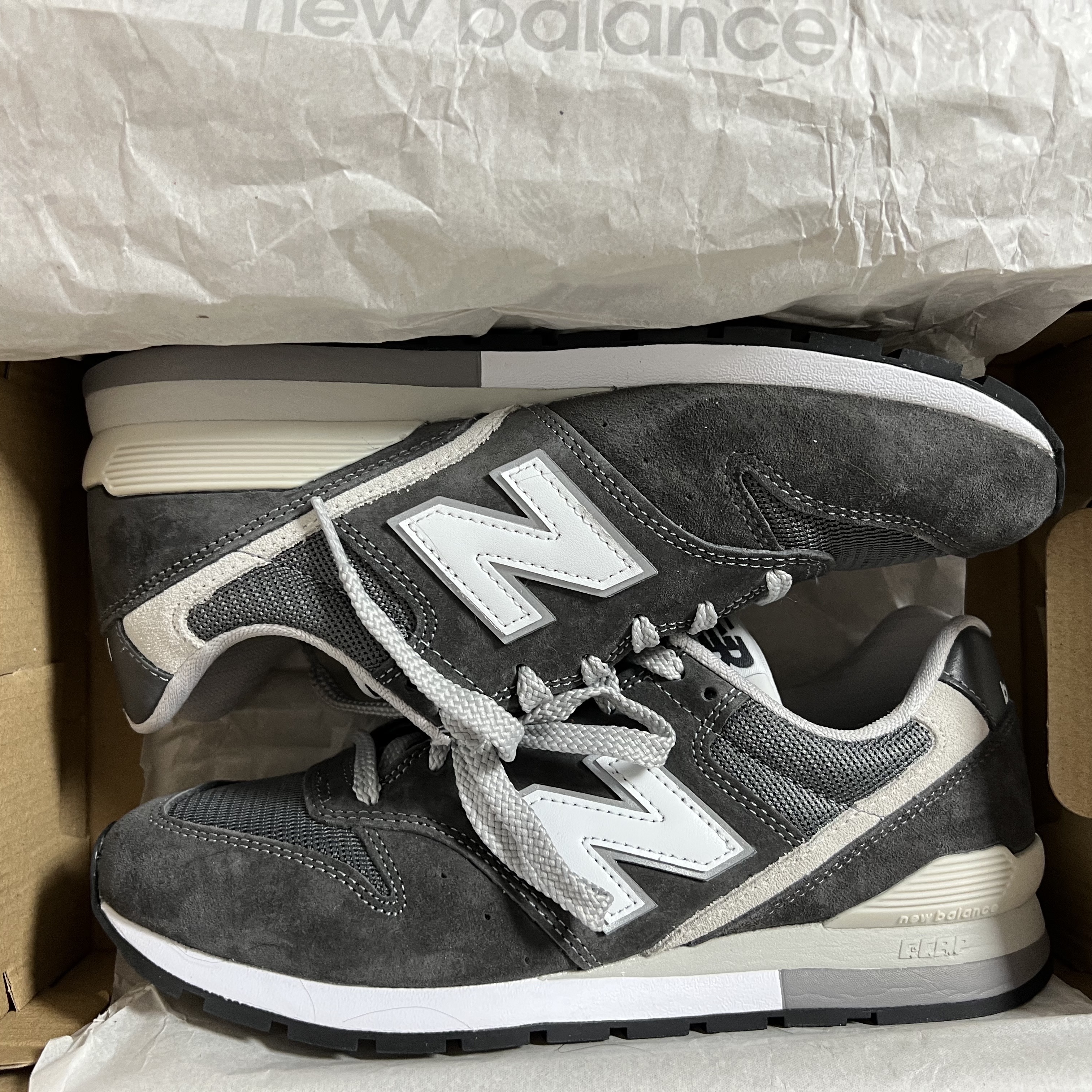 New Balance 996 Dark Gray 착용 스타일