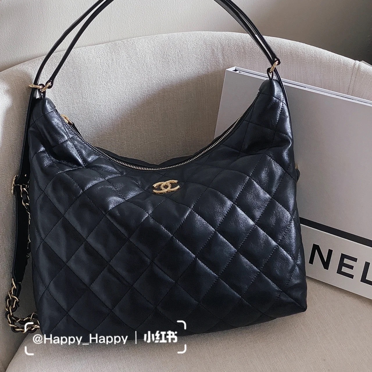 Chanel Maxi Hobo Bag Lambskin & Gold Black 착용 스타일 - 1
