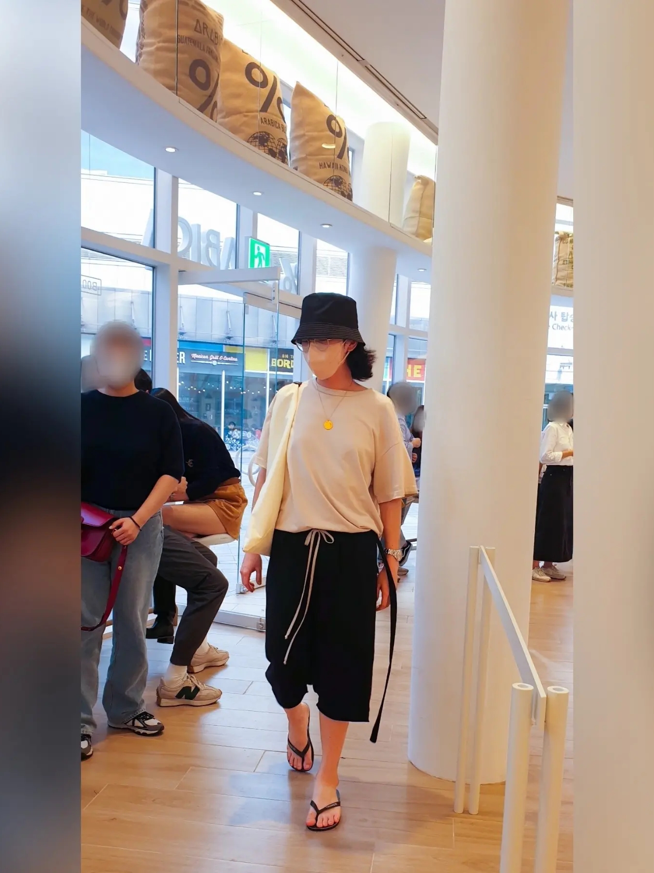 Prada Re-Nylon Bucket Hat Black 착용 스타일 - 4