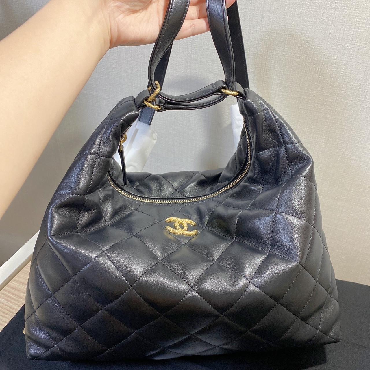 Chanel Maxi Hobo Bag Lambskin & Gold Black 착용 스타일 - 1
