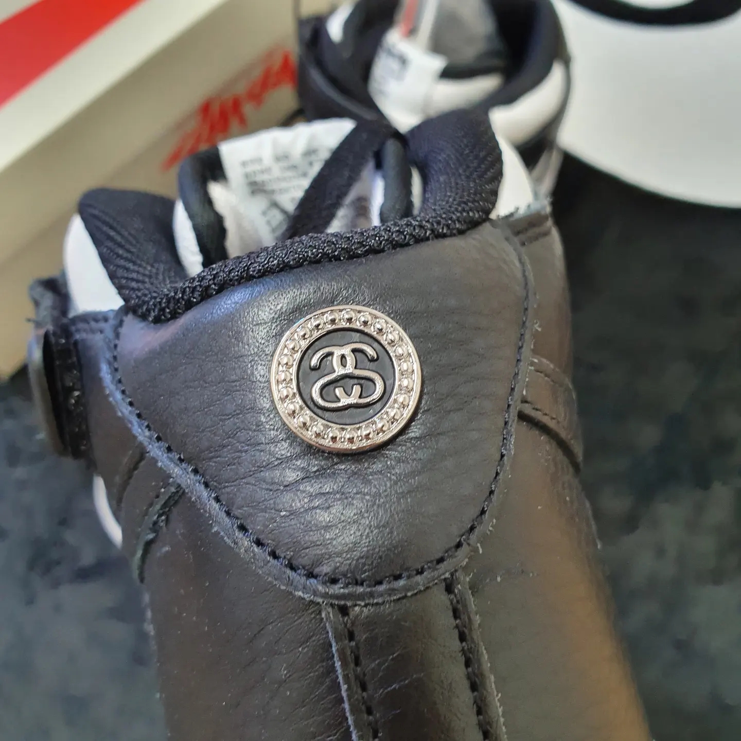 Nike x Stussy Air Force 1 '07 Mid SP Black and Light Bone 착용 스타일 - 3