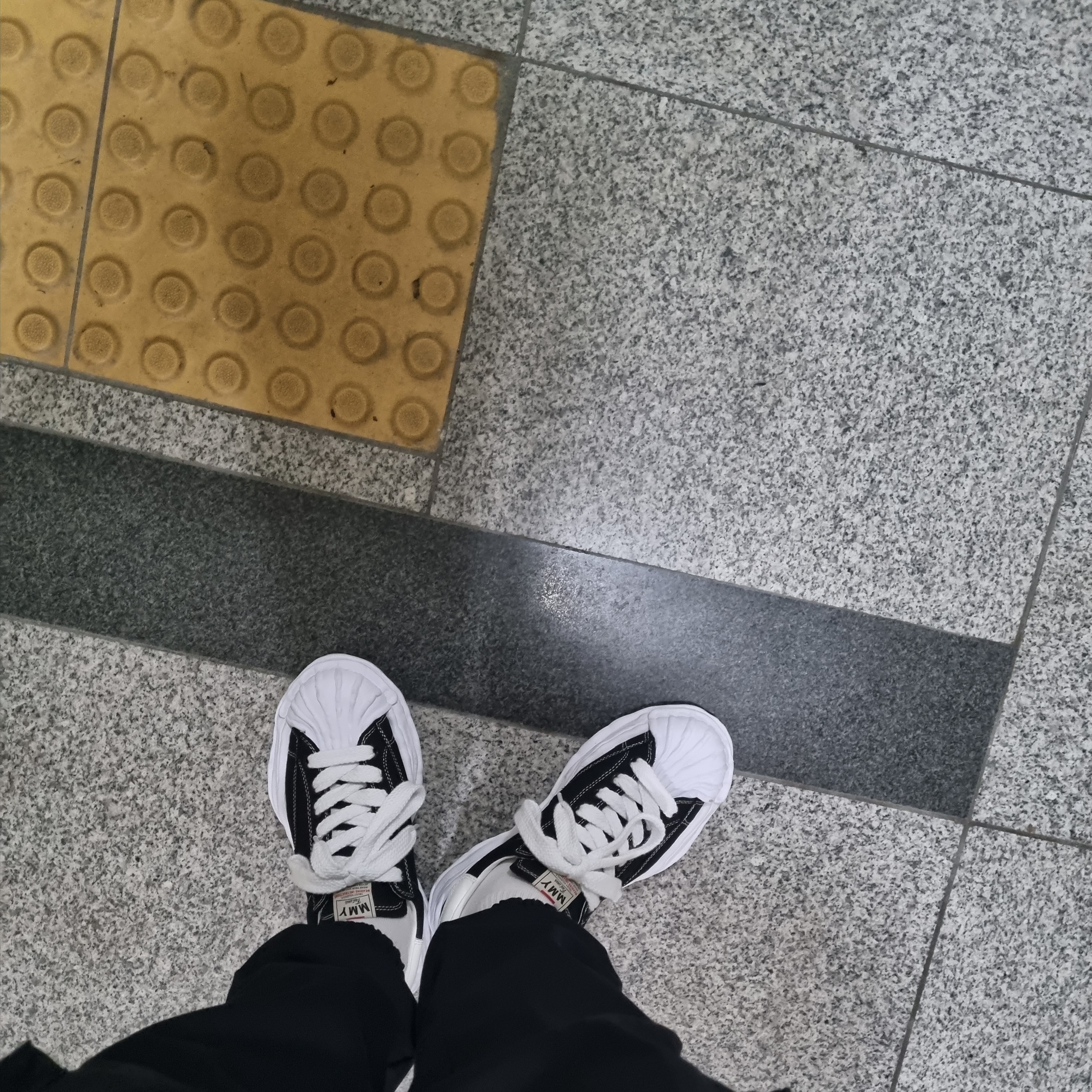 Maison Mihara Yasuhiro Blakey OG Sole Canvas Low-top Sneakers Black White 착용 스타일