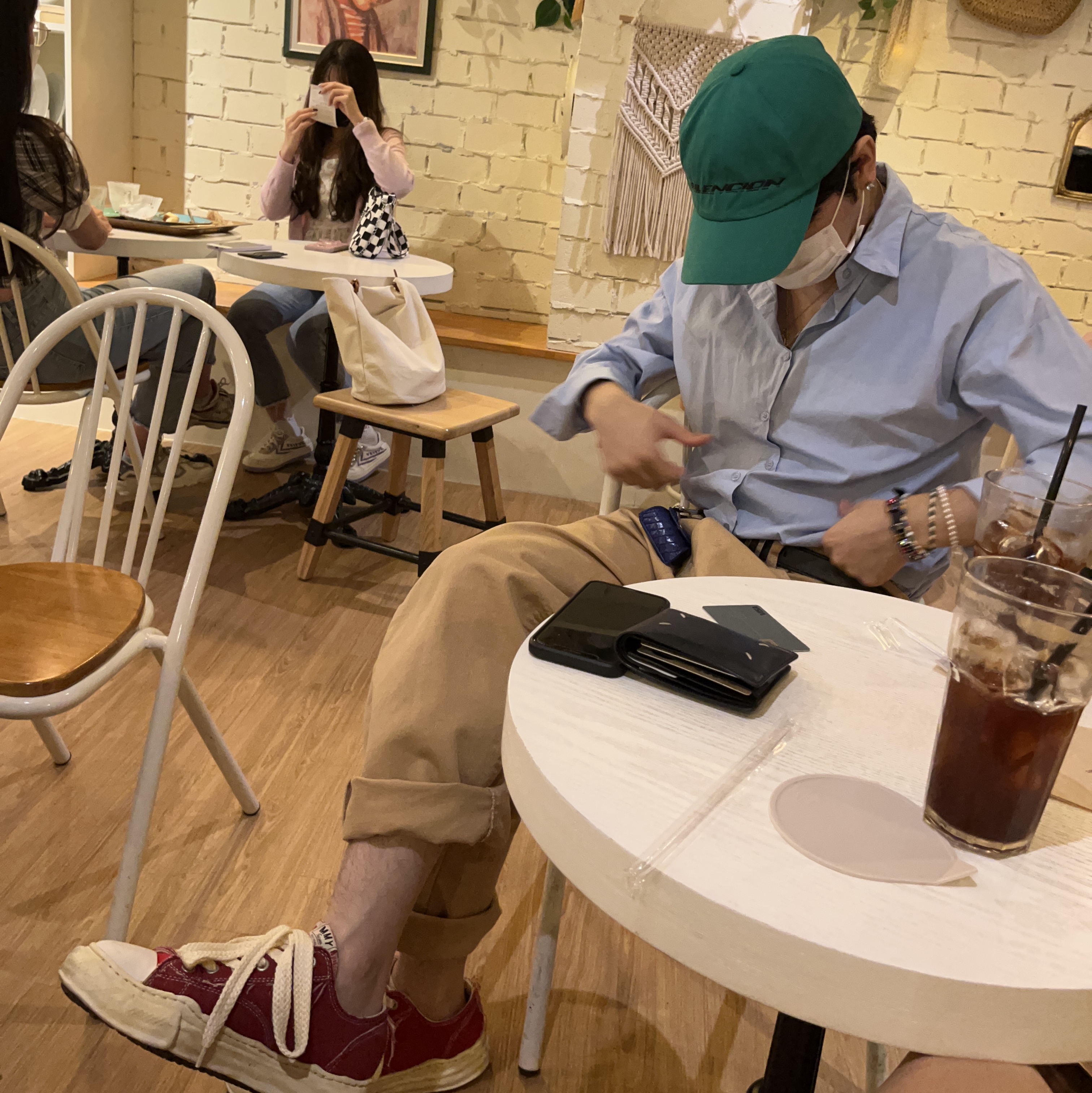 Maison Mihara Yasuhiro Peterson OG Sole OD Canvas Low-top Sneakers Red, Chanel Gabrielle Medium Hobo Bag Aged Calfskin & Gold Black 착용 스타일 - 4