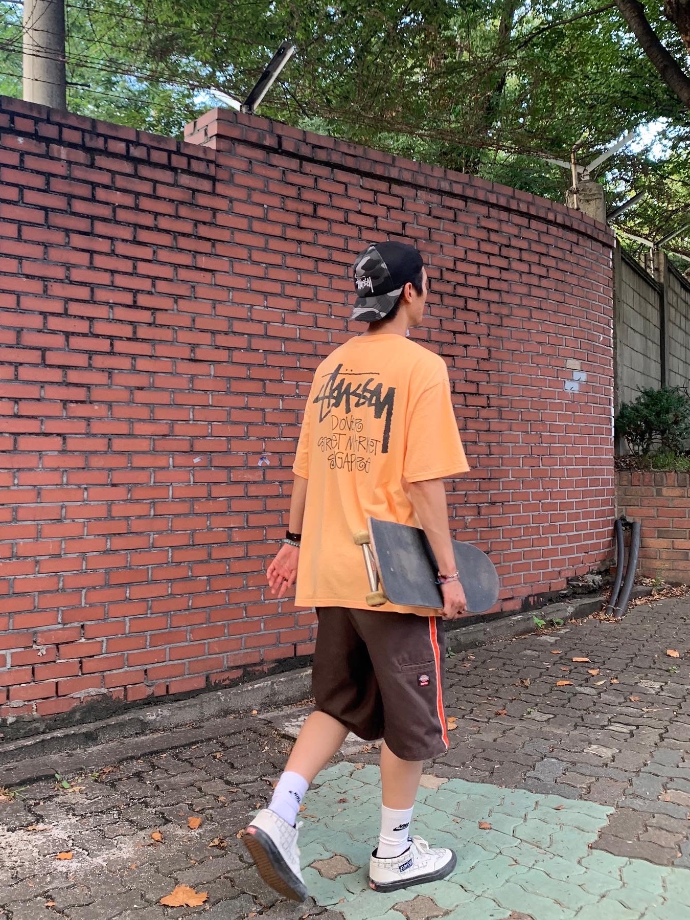 Stussy x BAPE Trucker Cap Black, Stussy Stock DSM Los Angeles T-Shirt Peach 2021 착용 스타일