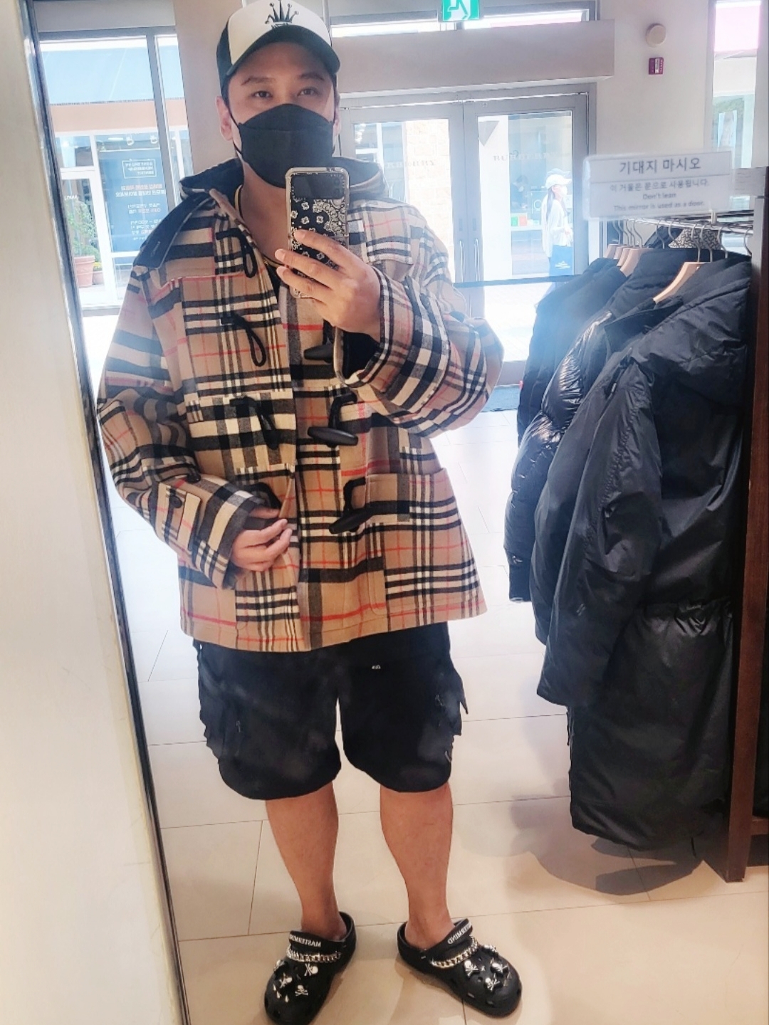 Crocs x Mastermind Classic Clog Black, Nike ACG Cargo Shorts Black - US/EU 착용 스타일