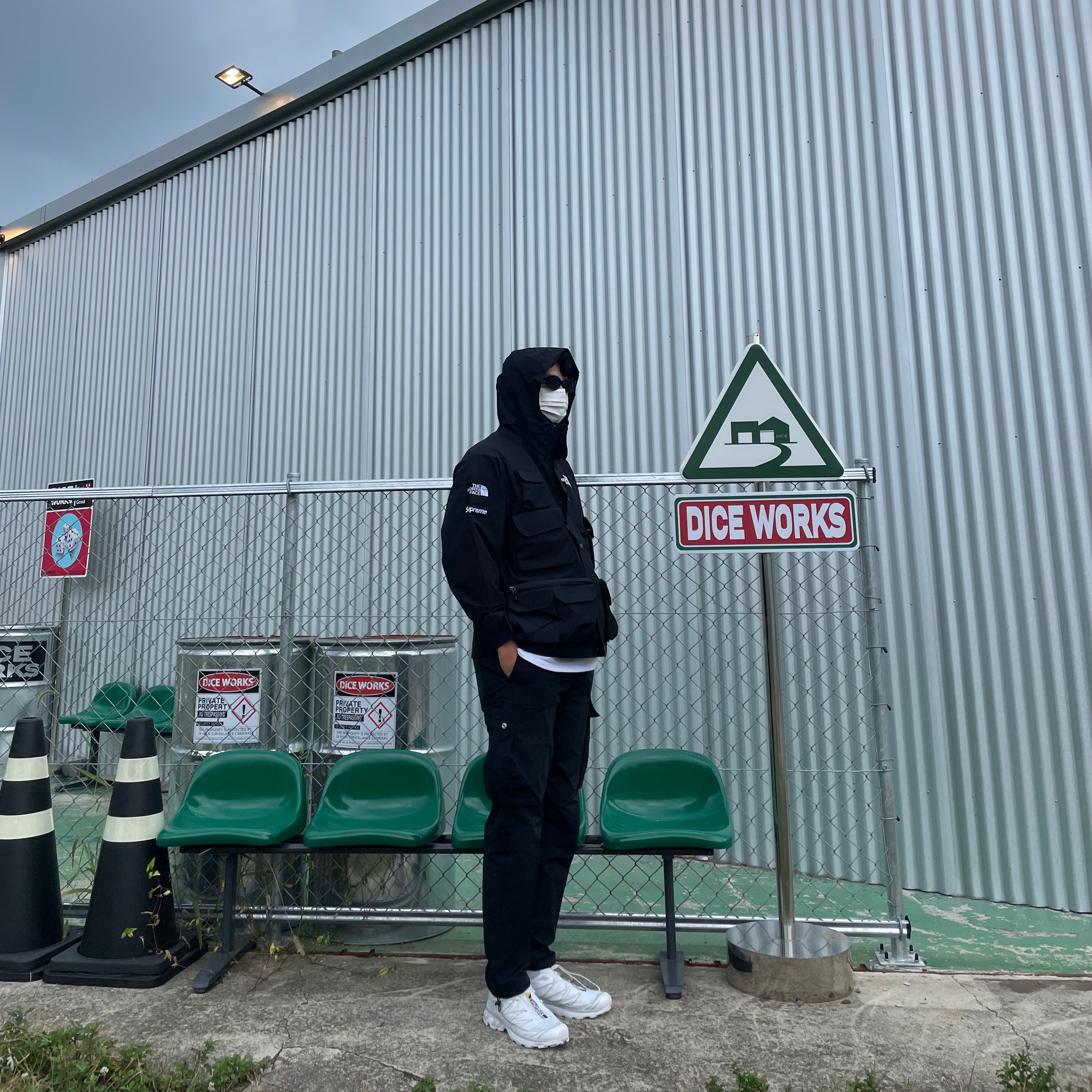 Salomon XT-6 ADV White, Supreme x The North Face Cargo Jacket Black - 20SS 착용 스타일 - 2