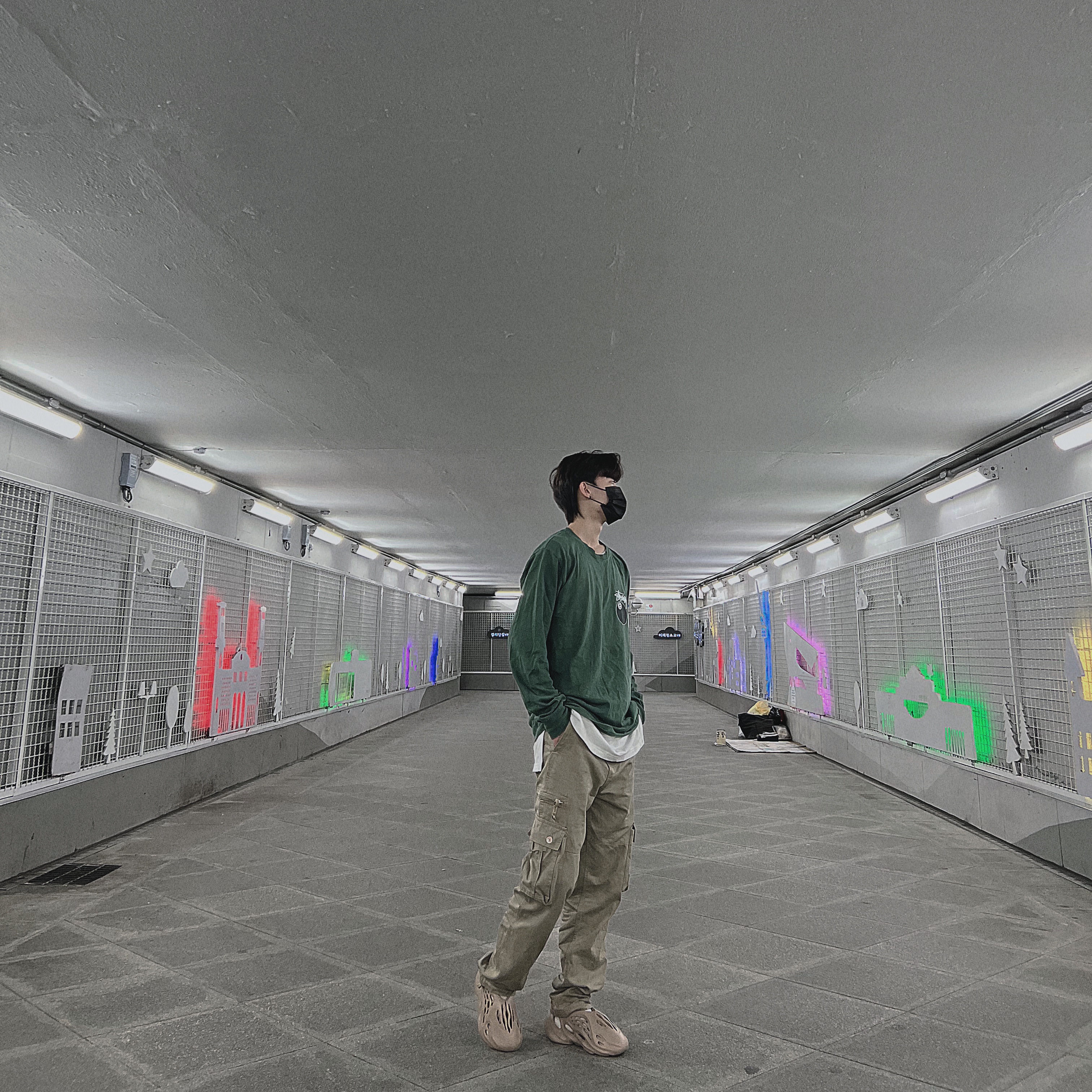 Stussy 8 Ball Pigment Dyed LS T-Shirt, Adidas Yeezy Foam RNNR Mist 착용 스타일
