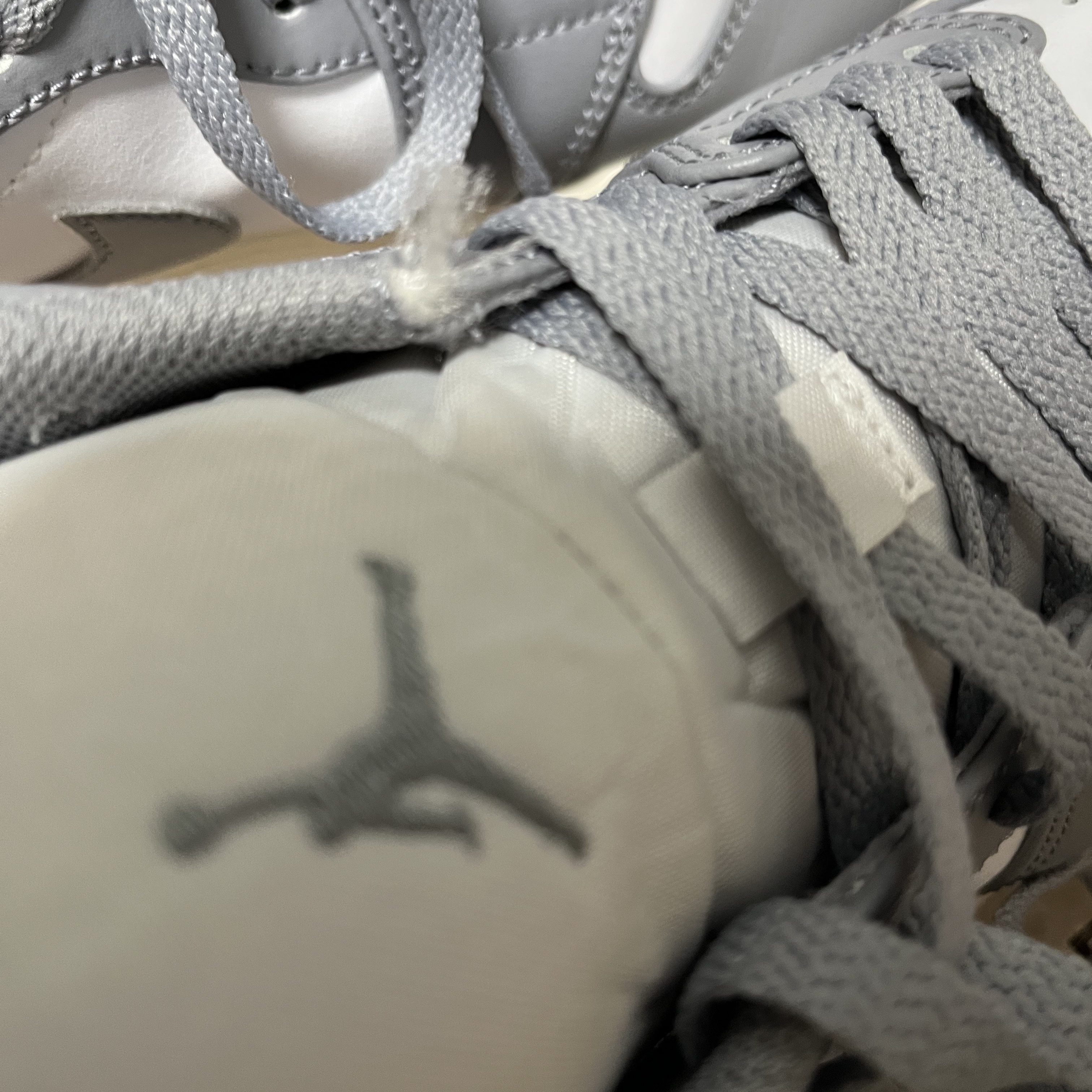 Jordan 1 Low Stealth and White 착용 스타일 - 2