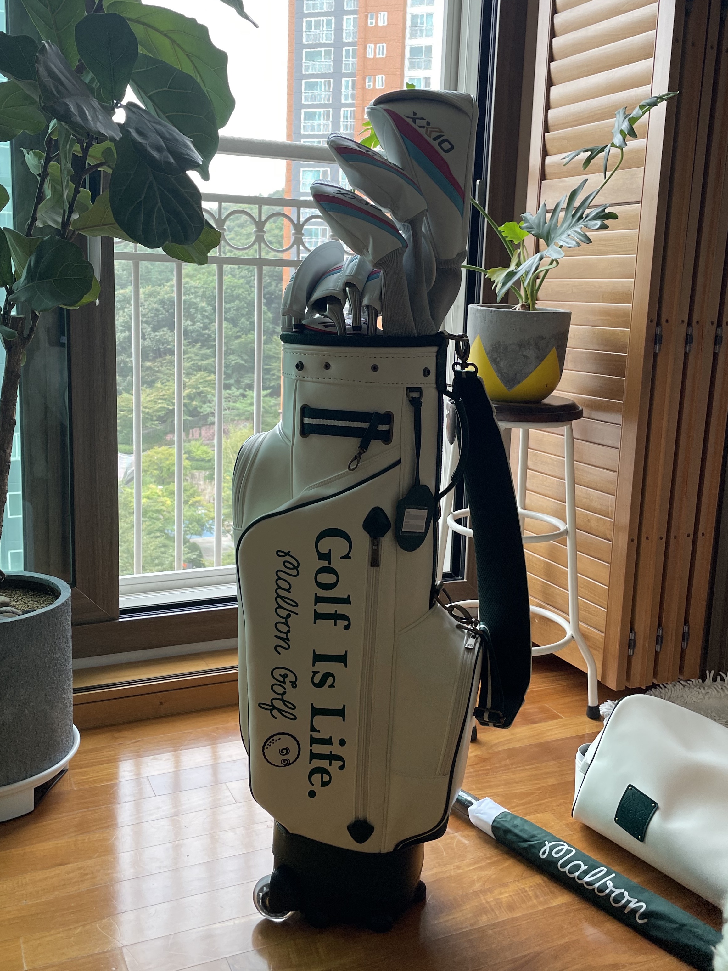 Malbon Golf Vintage Mood Wheel Caddie Bag Ivory 착용 스타일 - 3