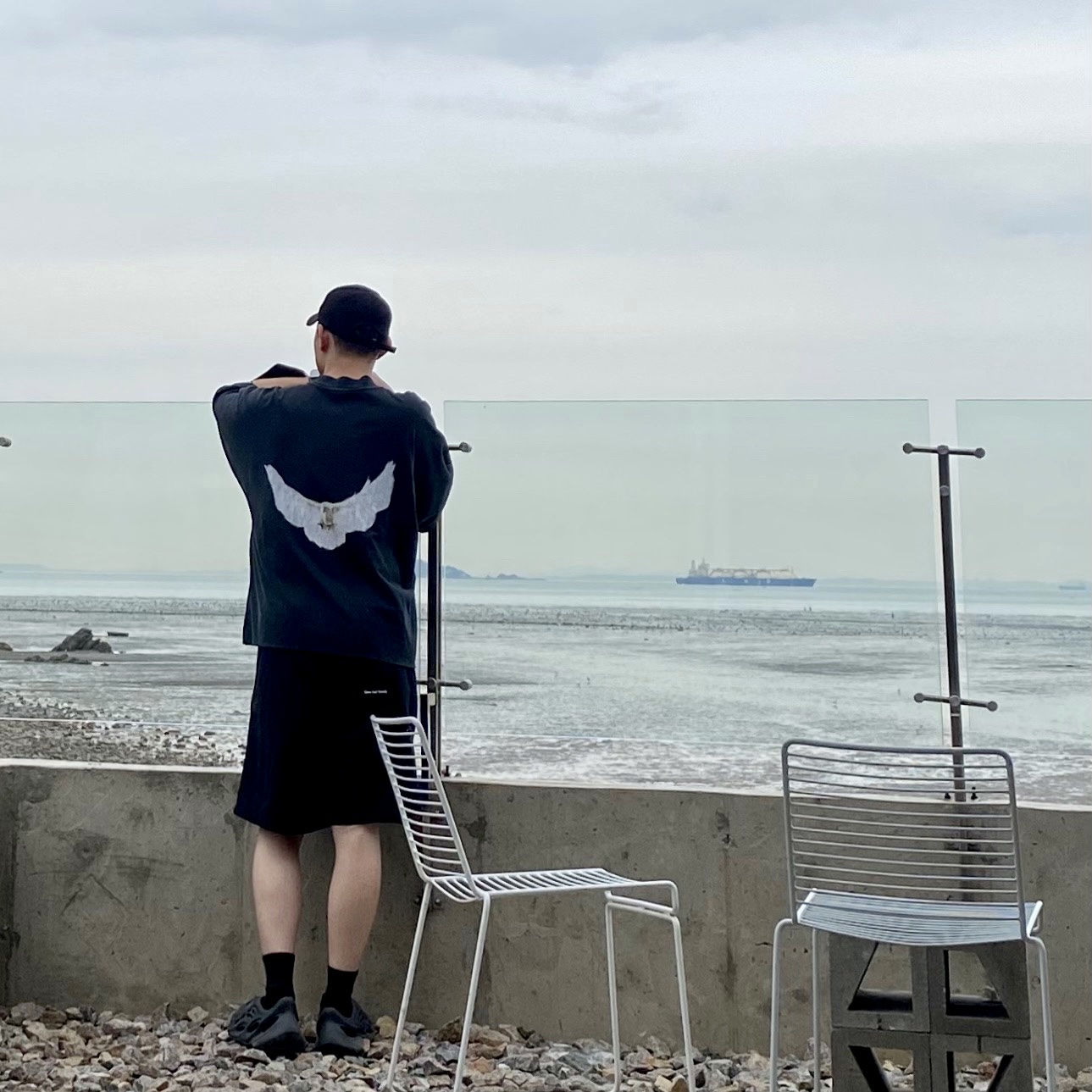 Yeezy Gap Engineered By Balenciaga Dove No Seam T-Shirt Black, Adidas Yeezy Foam RNNR Onyx 착용 스타일