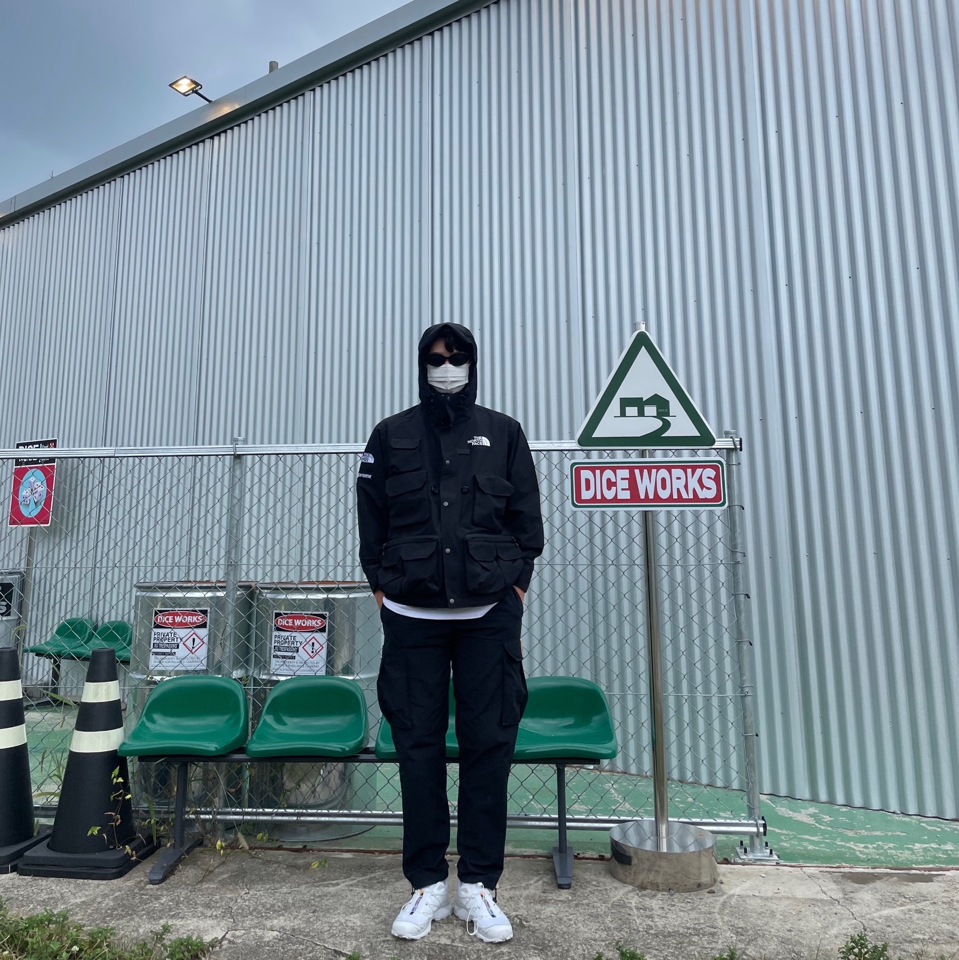 Salomon XT-6 ADV White, Supreme x The North Face Cargo Jacket Black - 20SS 착용 스타일 - 3
