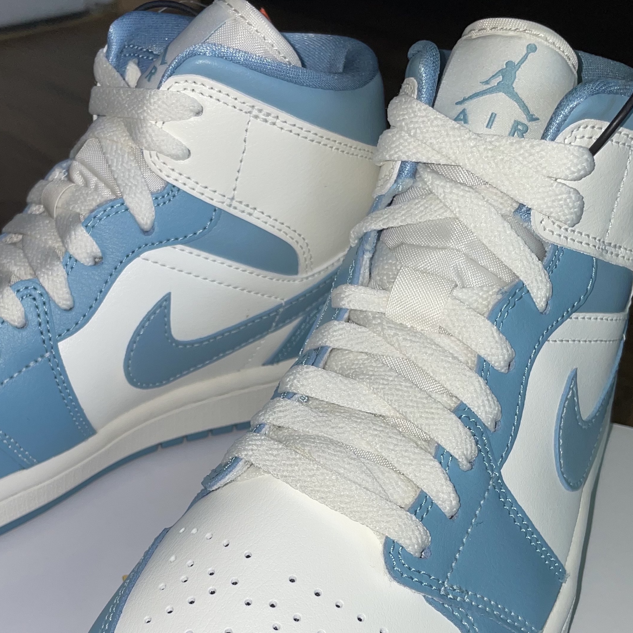 (W) Jordan 1 Mid Sail and Worn Blue 착용 스타일 - 3