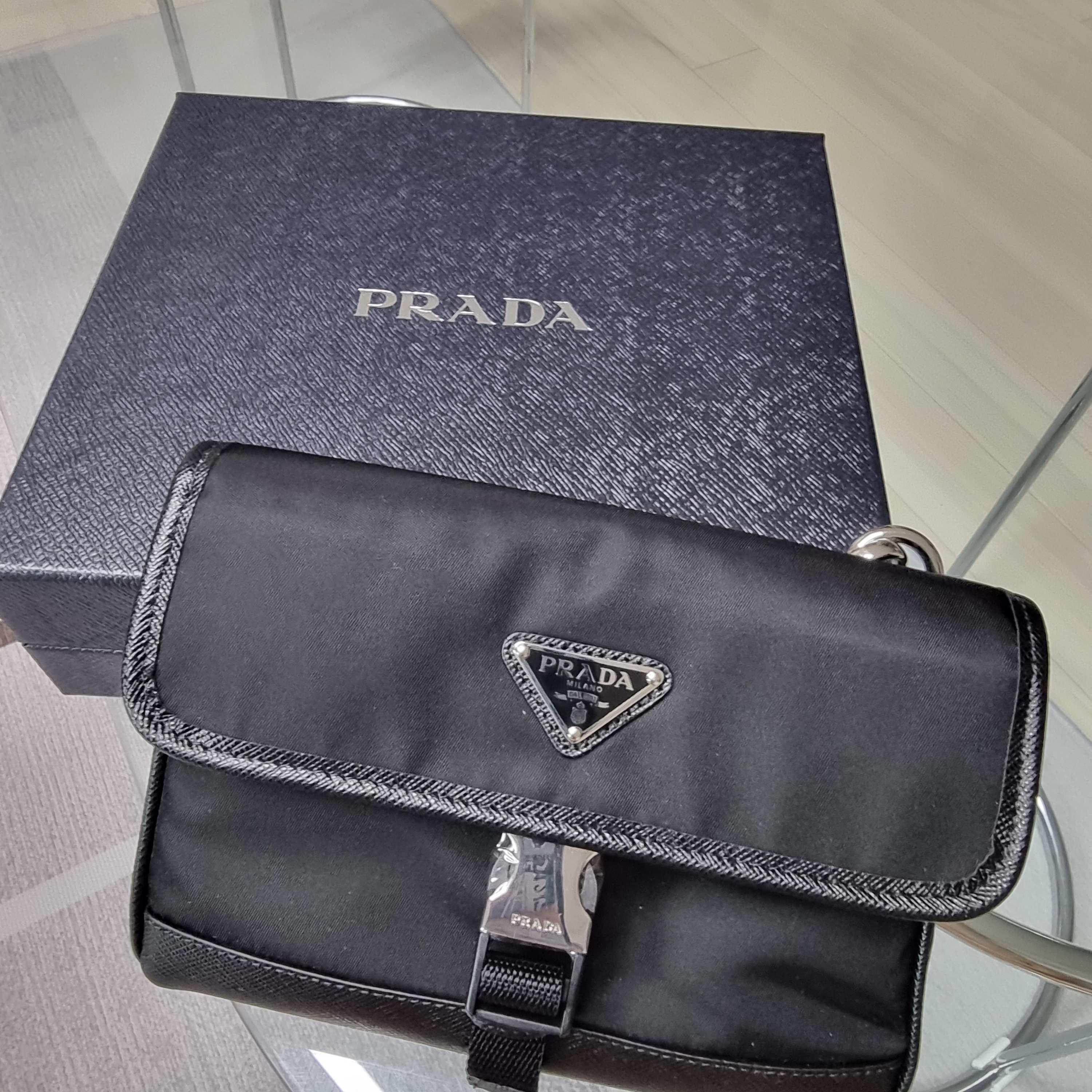 Prada Re-Nylon and Saffiano Leather Smartphone Case Black 착용 스타일 - 1