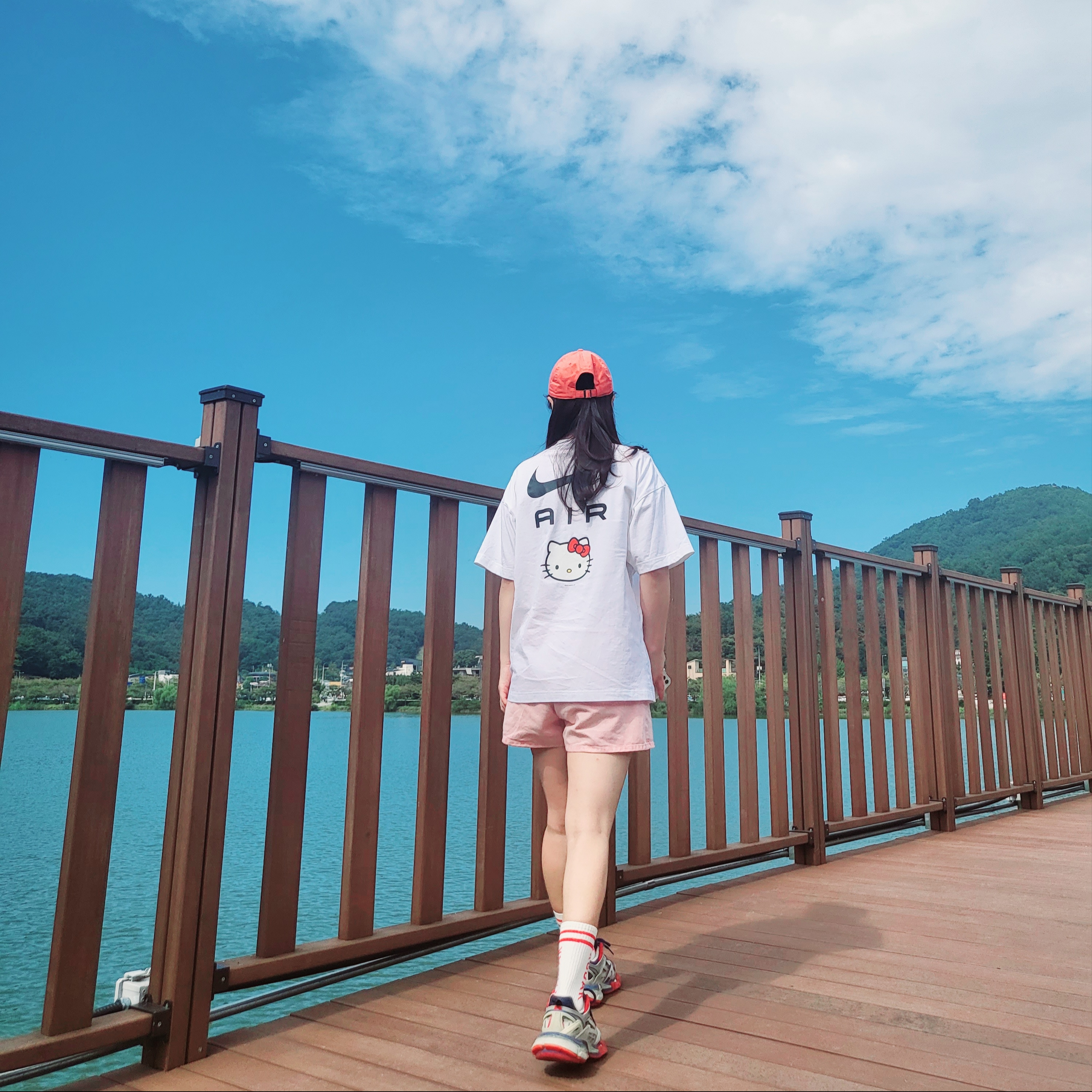 Nike x Hello Kitty NRG Air T-Shirt White - Asia, (W) Balenciaga Track.2 Sneakers Blue Red 2019 착용 스타일 - 2