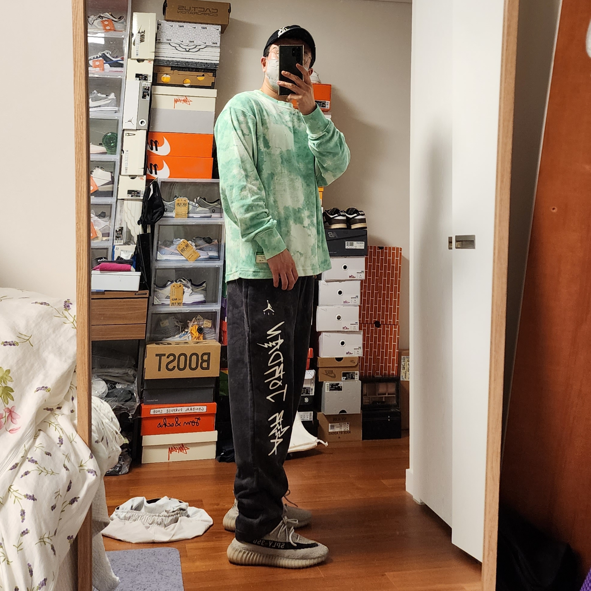Yeezy Gap Engineered By Balenciaga Flame Cap Black, Jordan x J Balvin Fleece Pants Black - Asia 착용 스타일 - 2
