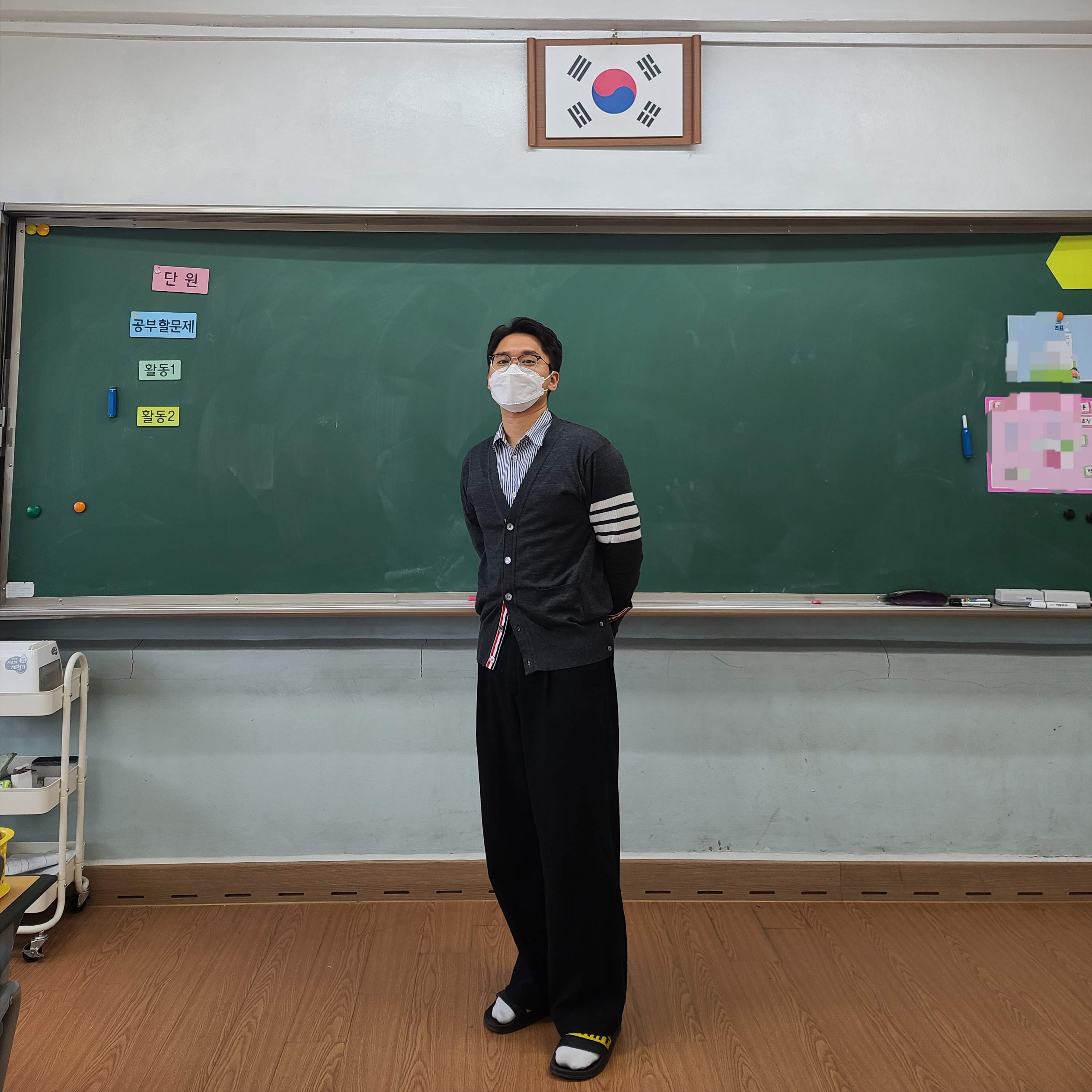 Off-White Industrial Slider Black, Thom Browne Sustainable Fine Merino Wool 4-Bar Classic Cardigan Dark Grey 착용 스타일