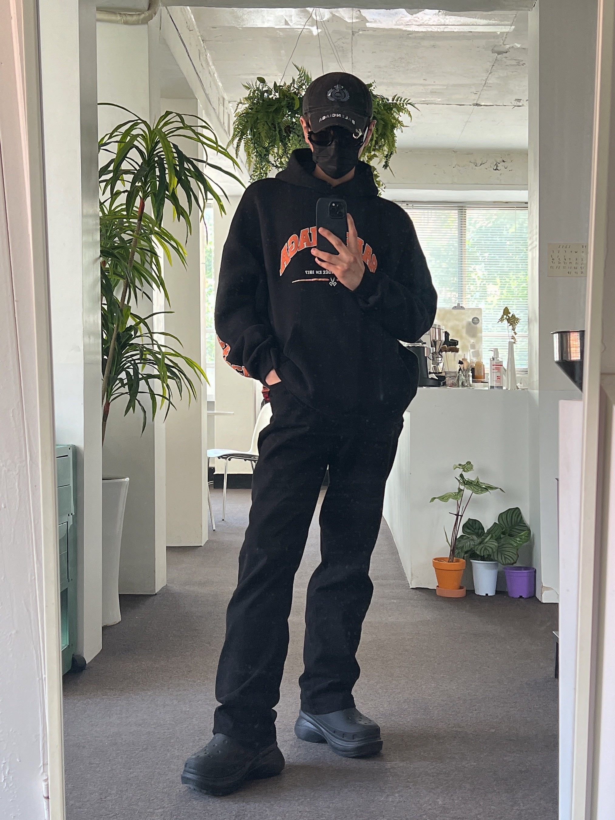 Balenciaga Maison Wide Fit Hoodie Black, Balenciaga x Crocs Rubber Boot Black 착용 스타일