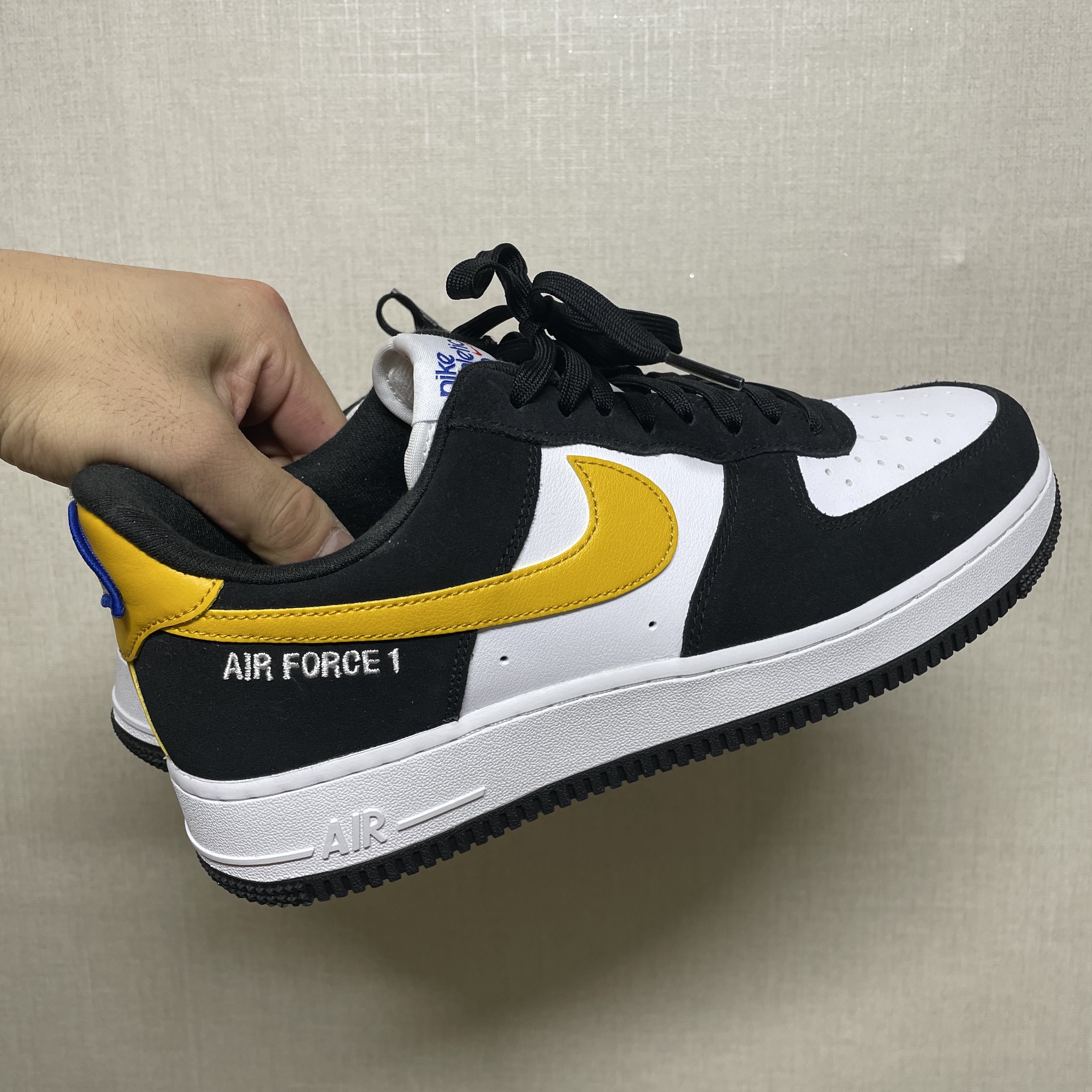 Nike Air Force 1 '07 LV8 Athletic Club Black Dark Sulfur 착용 스타일