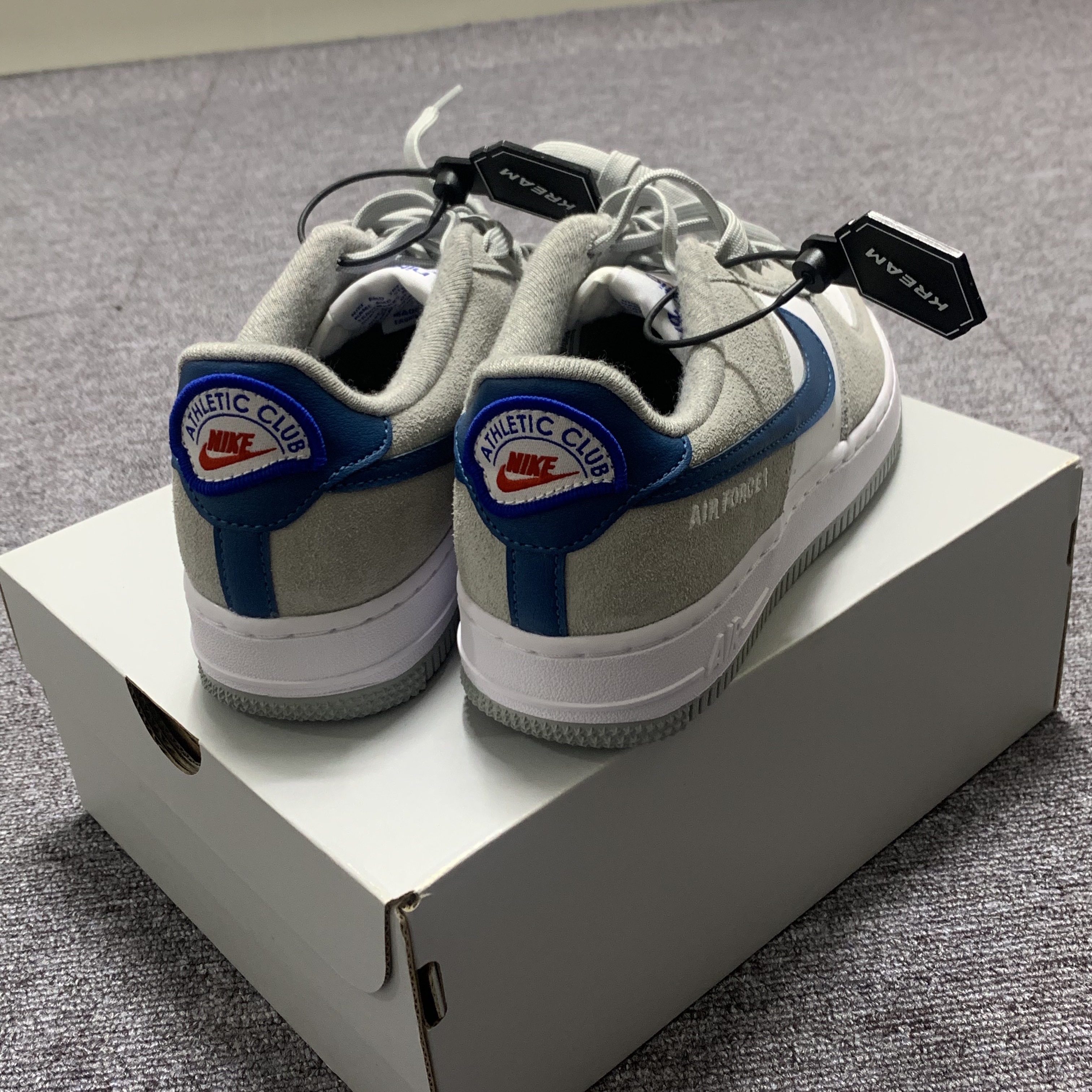 (GS) Nike Air Force 1 LV8 Athletic Club Light Smoke Grey Marina 착용 스타일 - 2