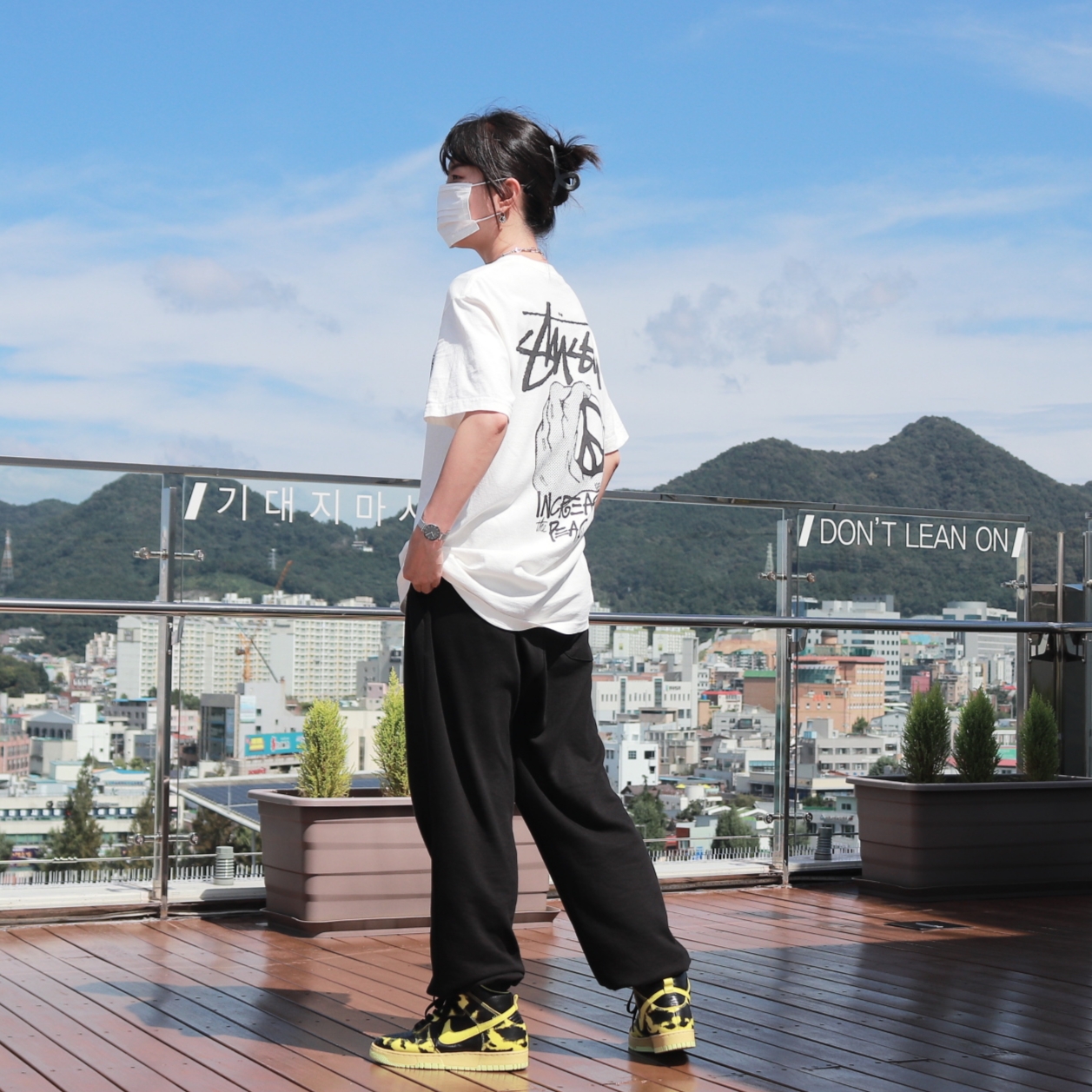 Nike Dunk High 1985 SP Yellow Acid Wash, Stussy Peace Hand Pigment dyed T-Shirt Natural 착용 스타일 - 2