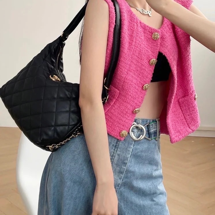 Chanel Maxi Hobo Bag Lambskin & Gold Black 착용 스타일 - 4
