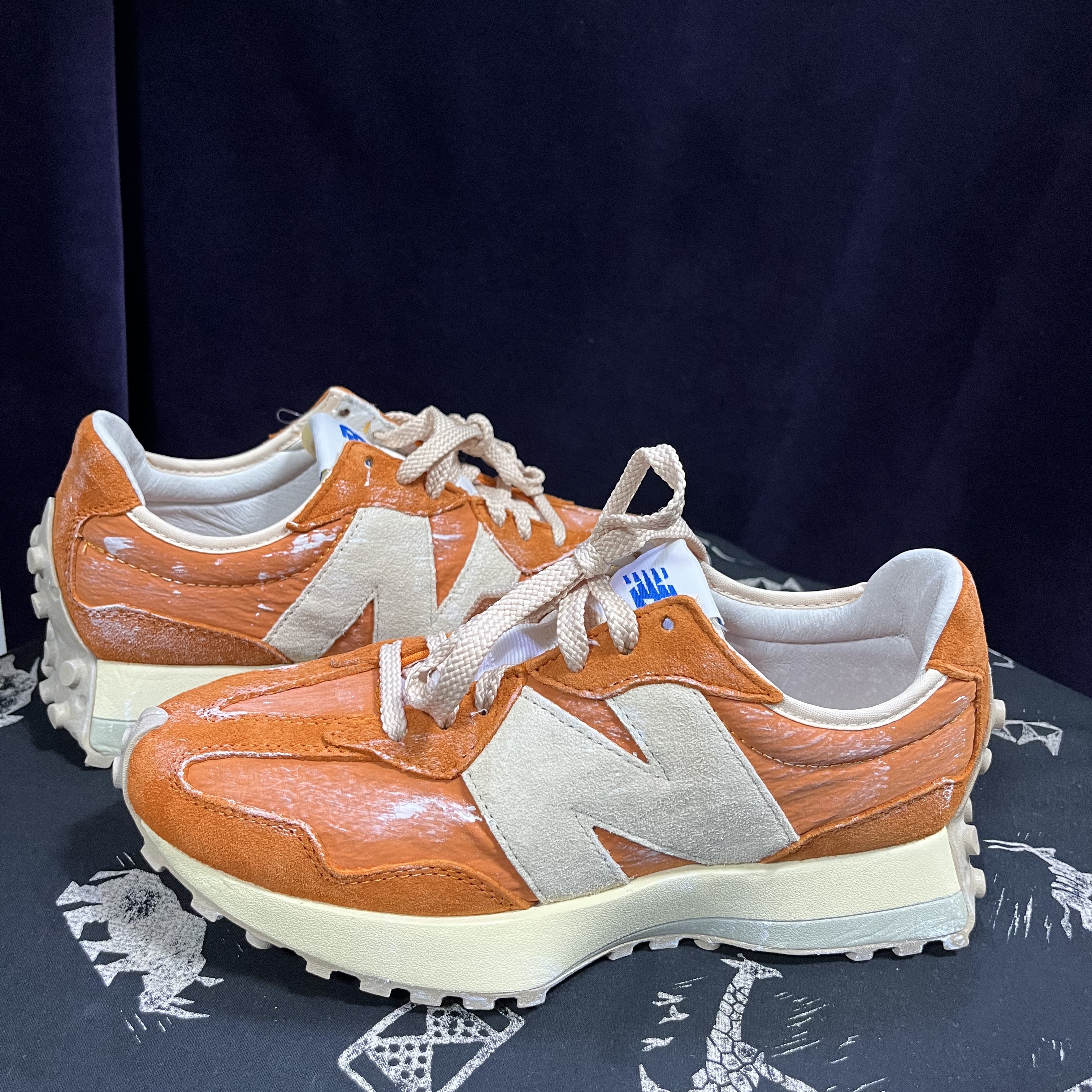 New Balance 327 Vintage Luxe Orange 착용 스타일 - 1