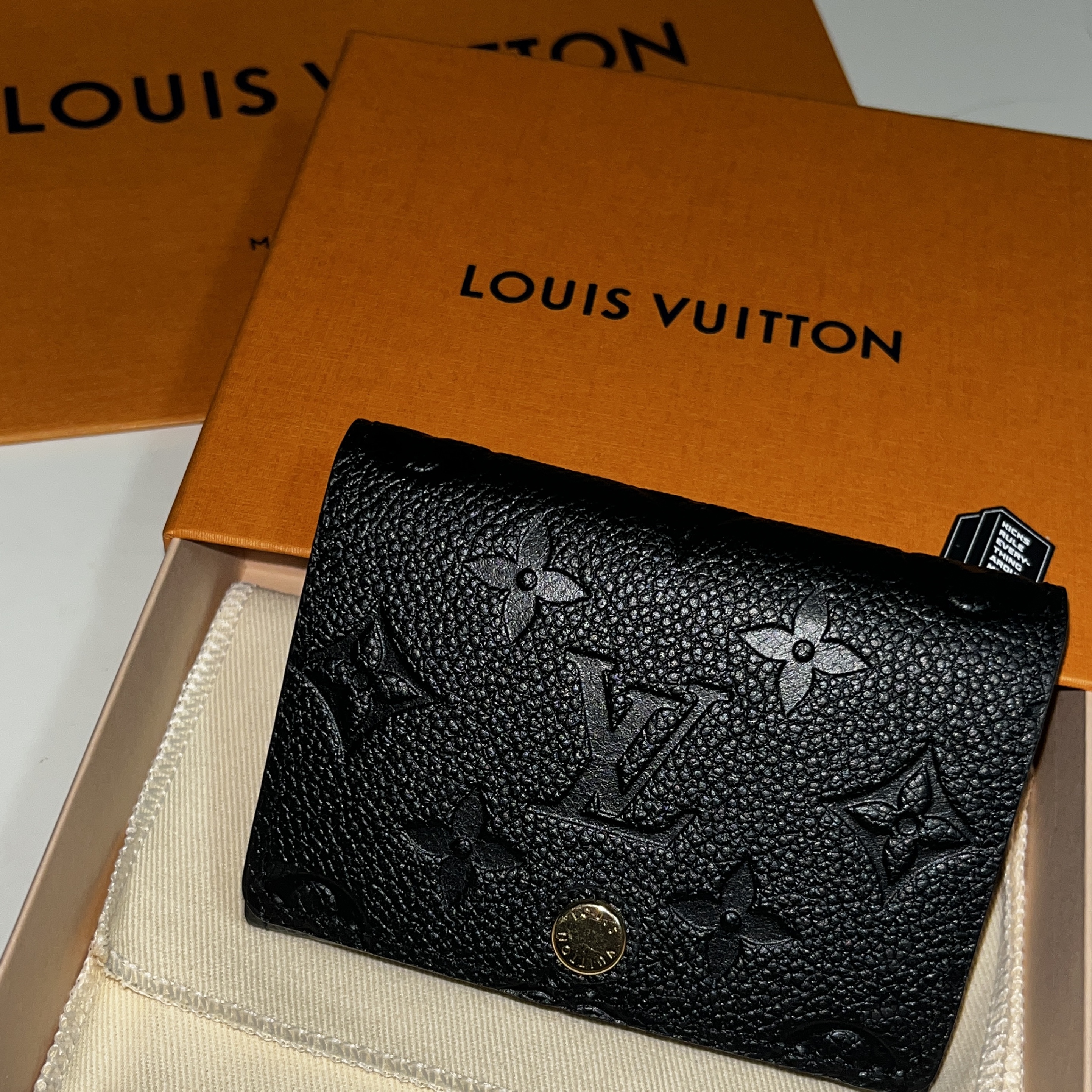 Louis Vuitton Business Card Holder Monogram Embossed Leather Black 착용 스타일
