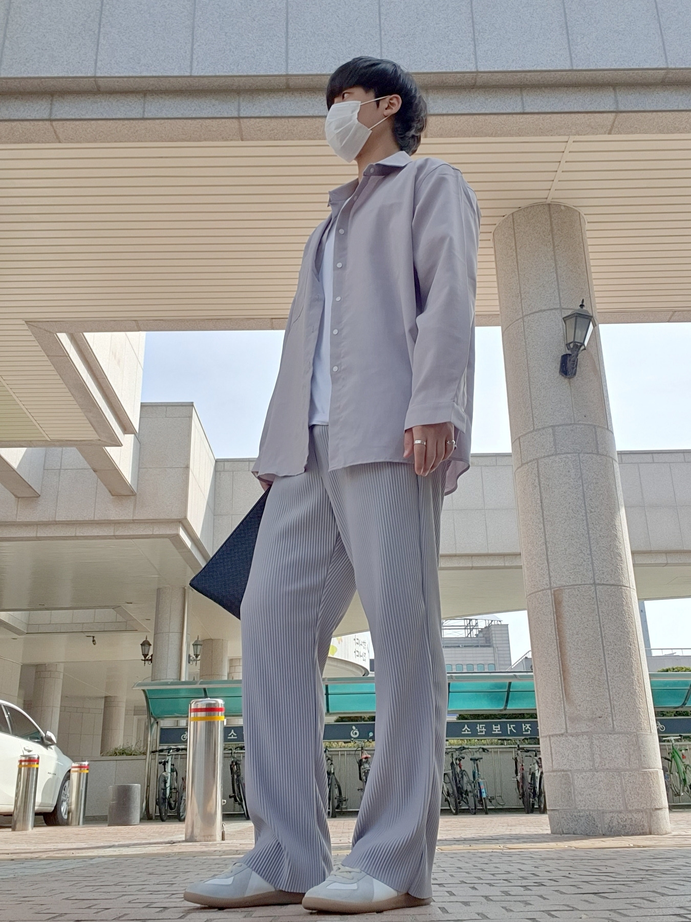 Maison Margiela Calfskin Replica Sneakers, Bottega Veneta Intrecciato Strap Clutch Black 착용 스타일