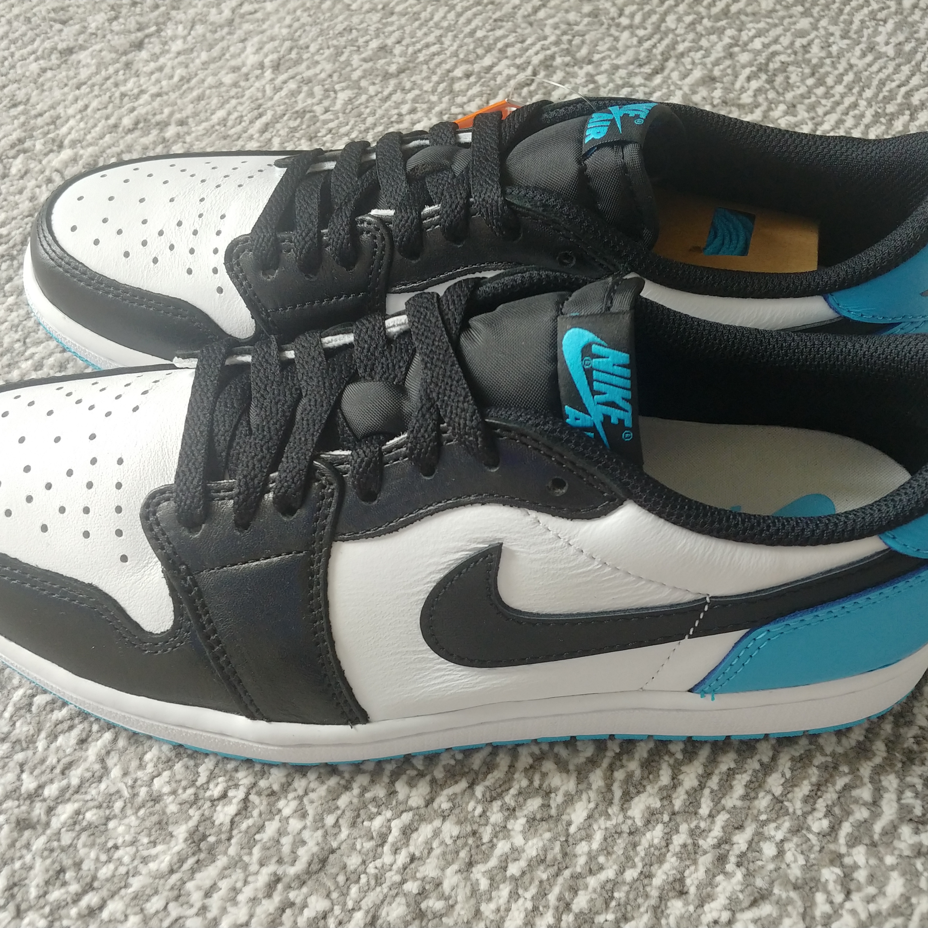 Jordan 1 Retro Low OG Black and Dark Powder Blue 착용 스타일 - 1