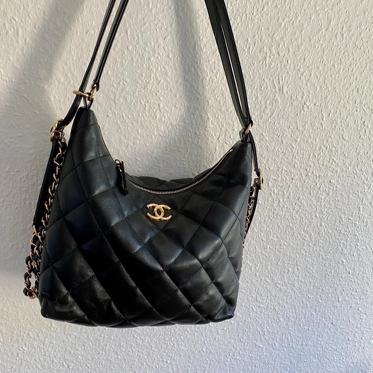 Chanel Maxi Hobo Bag Lambskin & Gold Black 착용 스타일 - 1
