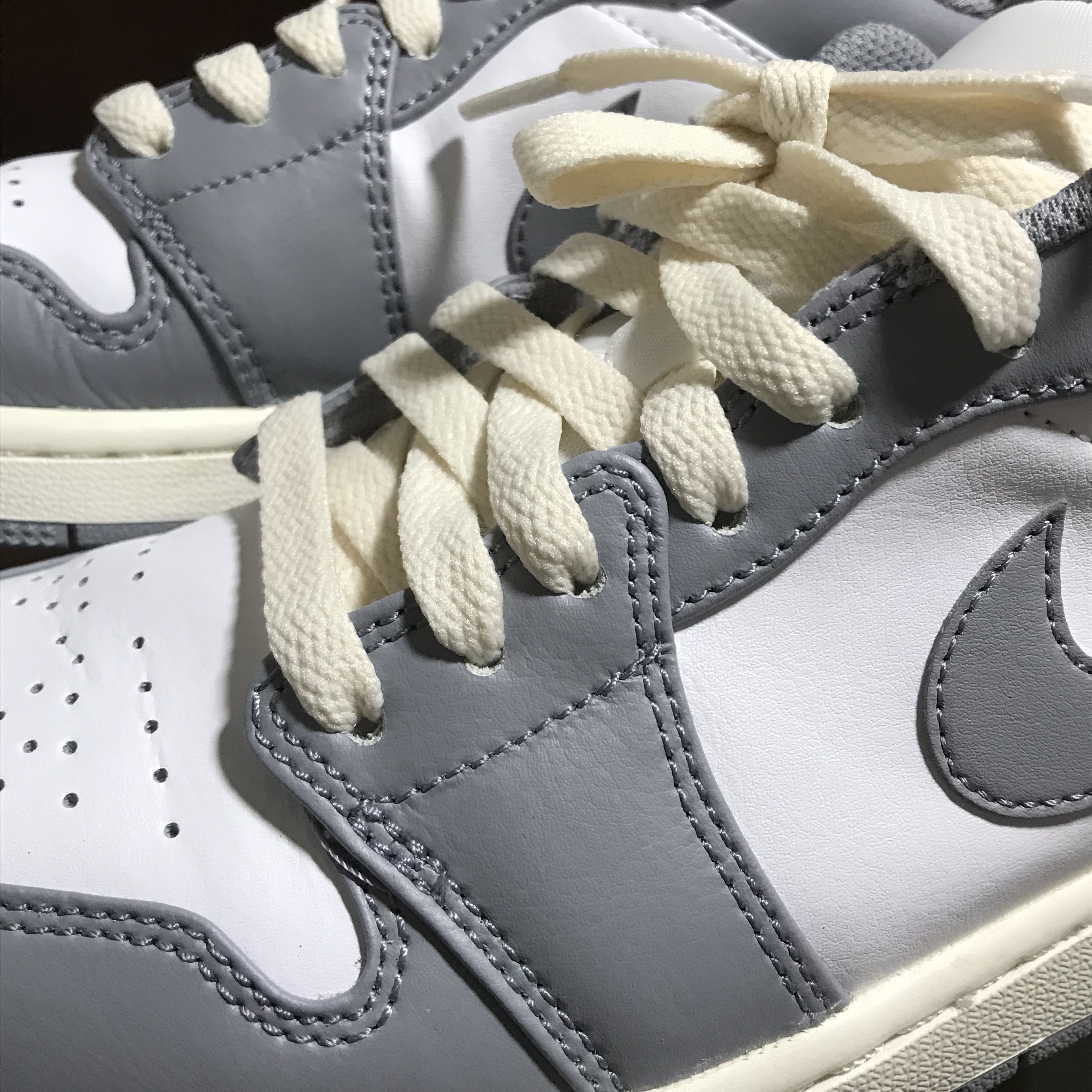 Jordan 1 Low Stealth and White 착용 스타일 - 1