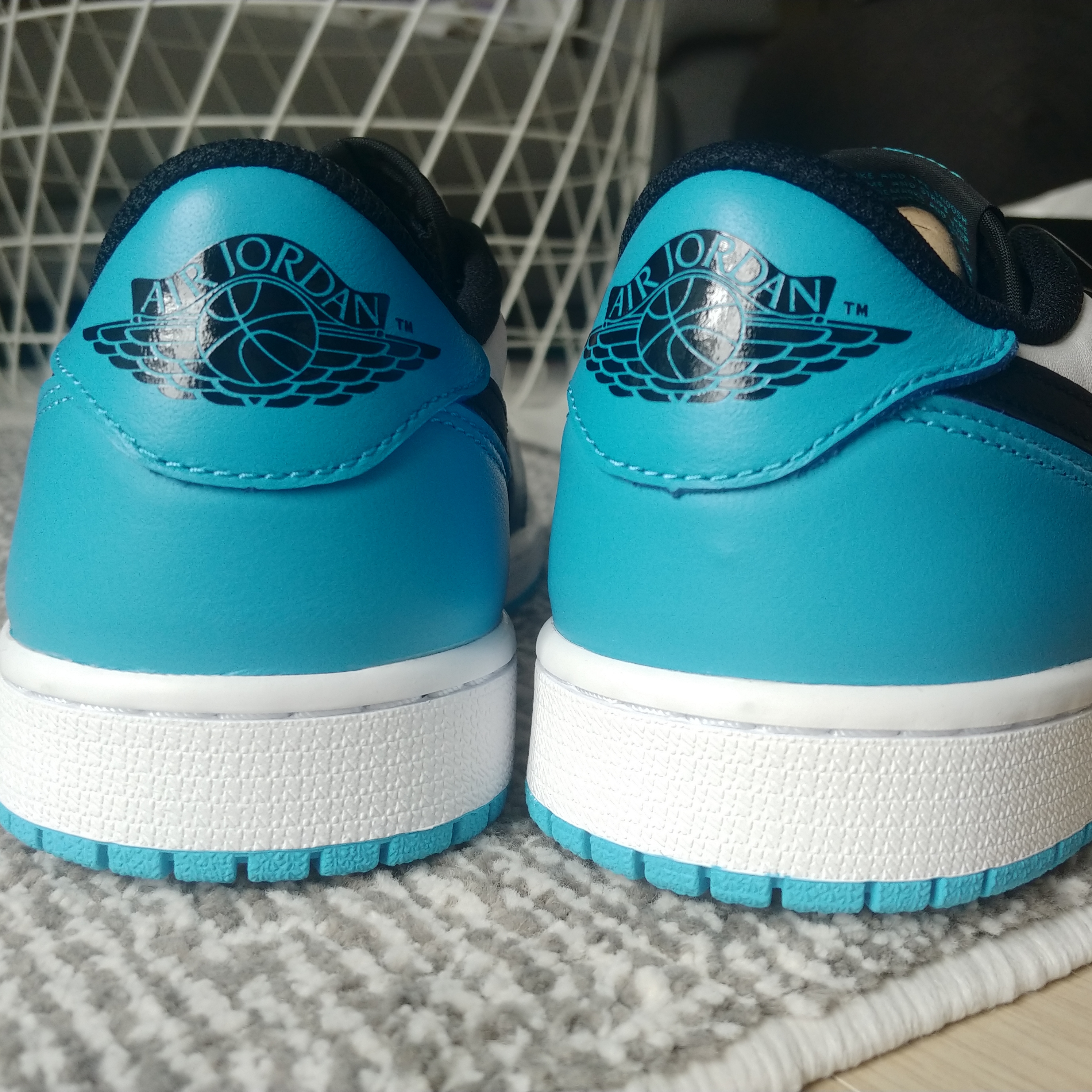 Jordan 1 Retro Low OG Black and Dark Powder Blue 착용 스타일 - 2