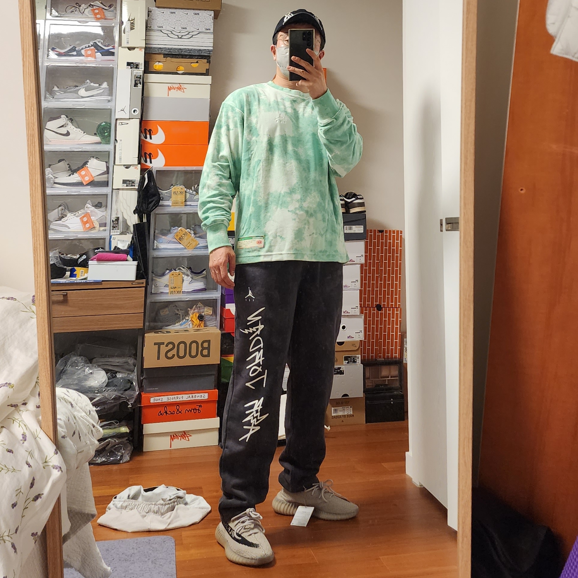 Yeezy Gap Engineered By Balenciaga Flame Cap Black, Jordan x J Balvin Fleece Pants Black - Asia 착용 스타일 - 1