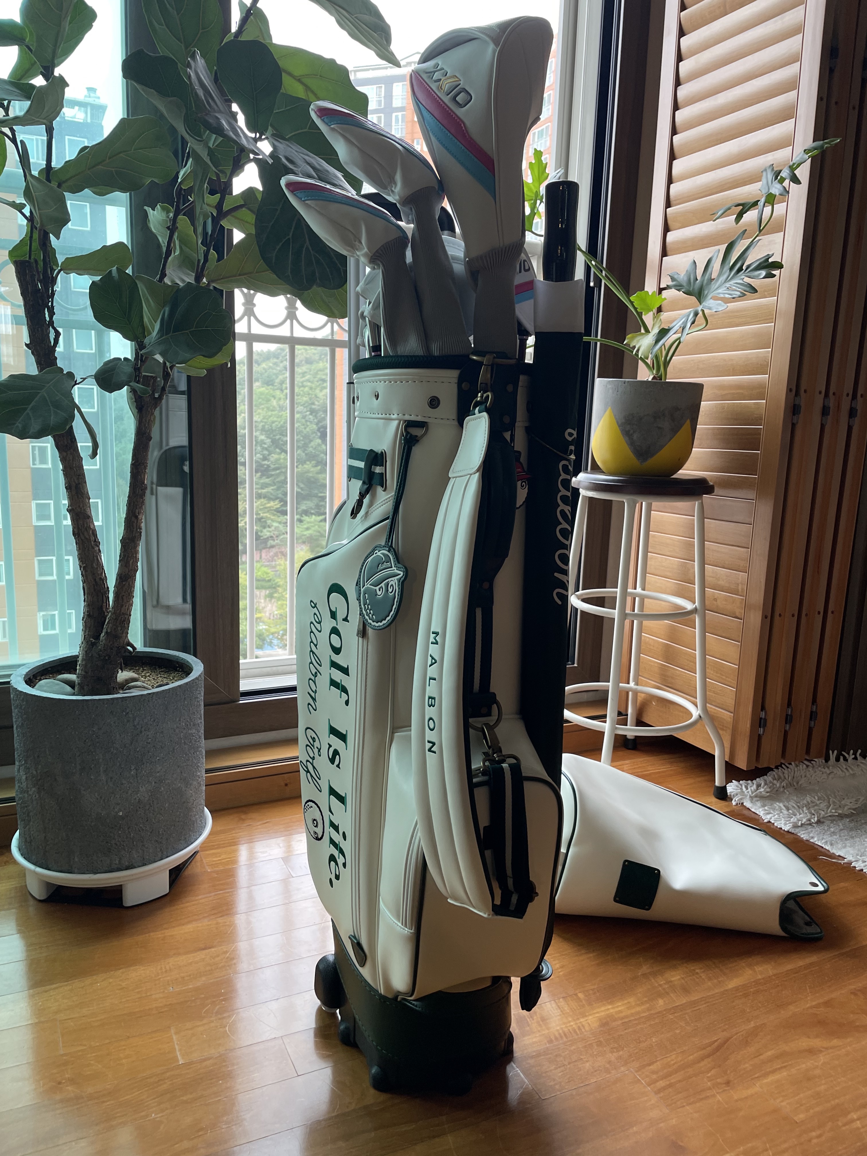 Malbon Golf Vintage Mood Wheel Caddie Bag Ivory 착용 스타일 - 5