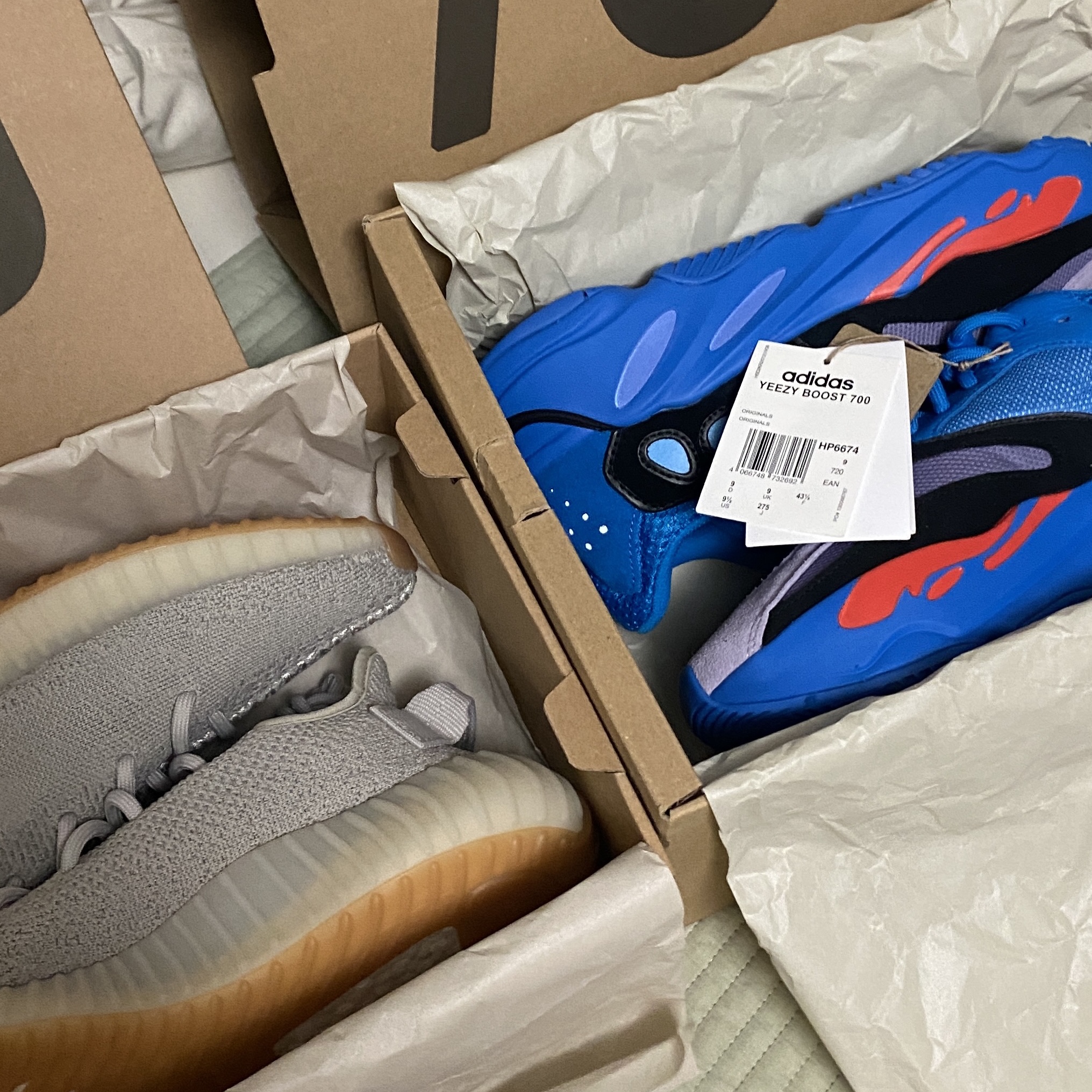 Adidas Yeezy Boost 350 V2 Sesame 2022, Adidas Yeezy Boost 700 Hi-Res Blue 착용 스타일