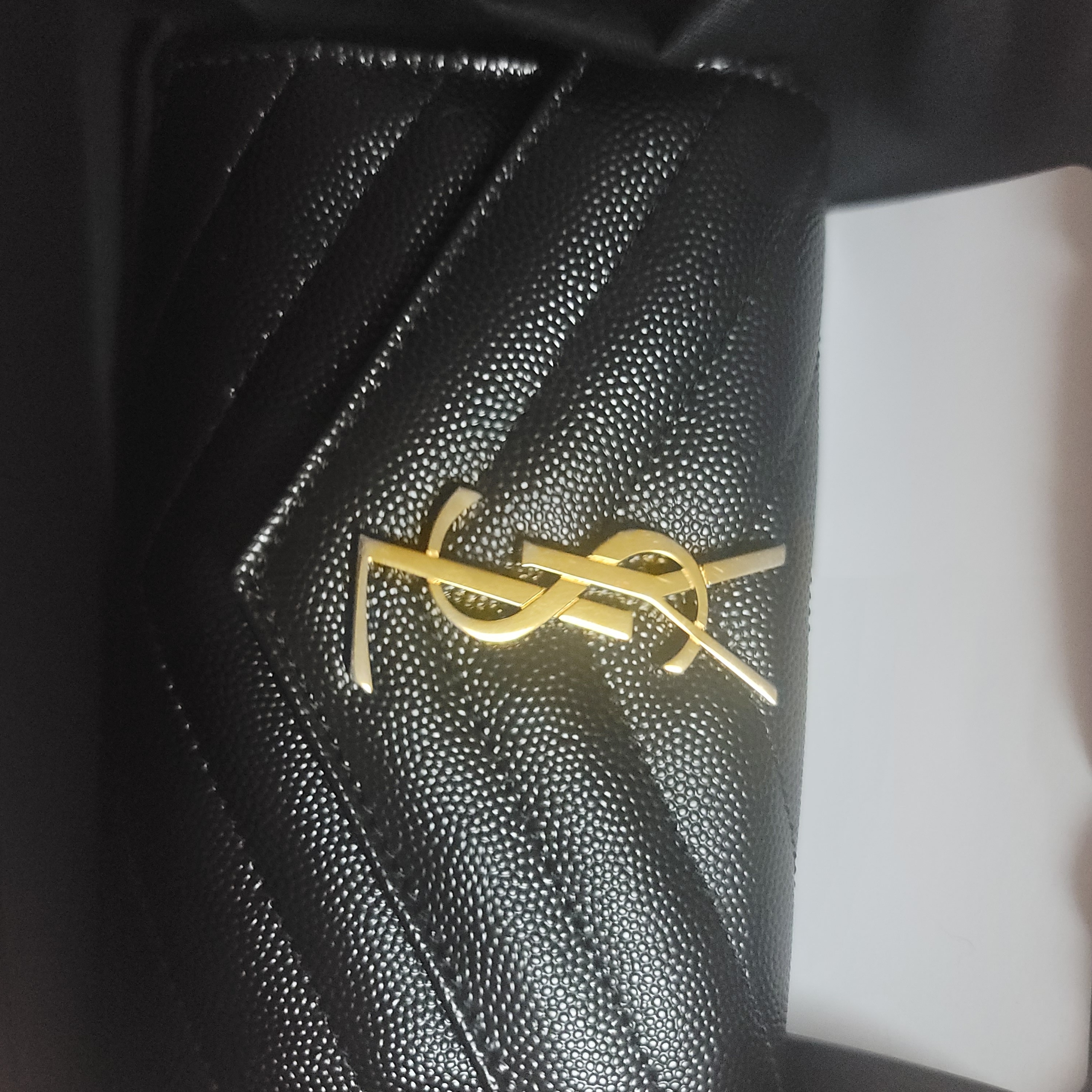 Saint Laurent Cassandre Matelasse Small Envelope Wallet in Grain de Poudre Embossed Leather Black Gold 착용 스타일