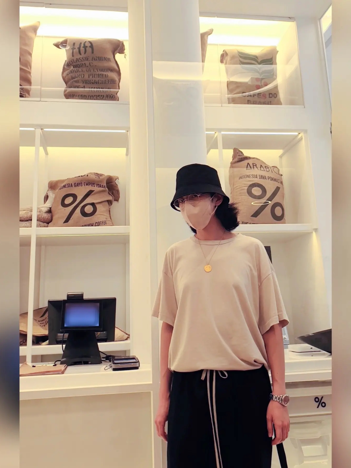 Prada Re-Nylon Bucket Hat Black 착용 스타일 - 5