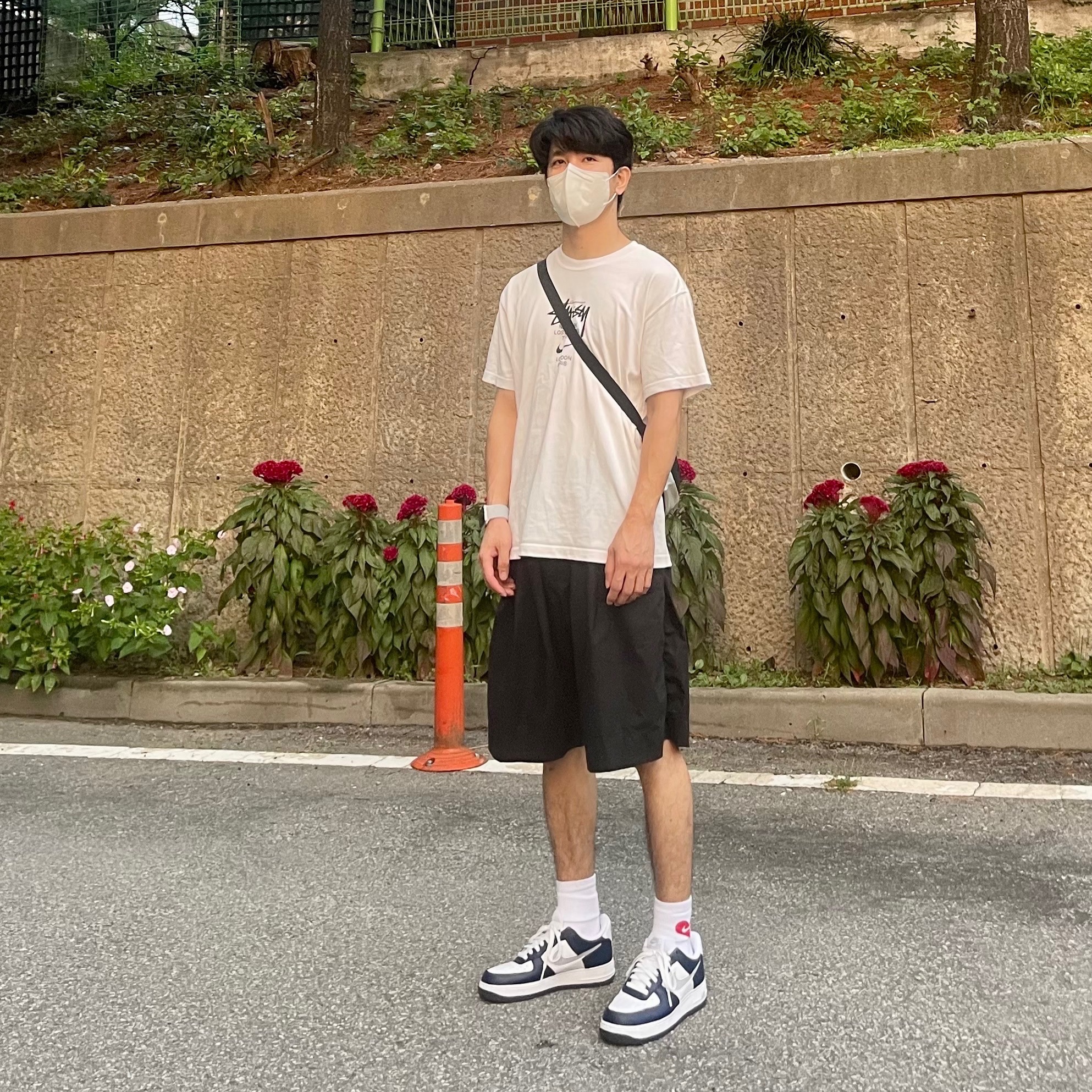 Nike x Stussy WT T-Shirt White - Asia, Nike Air Force 1 '07 Cut Out Swoosh Midnight Navy 착용 스타일 - 1