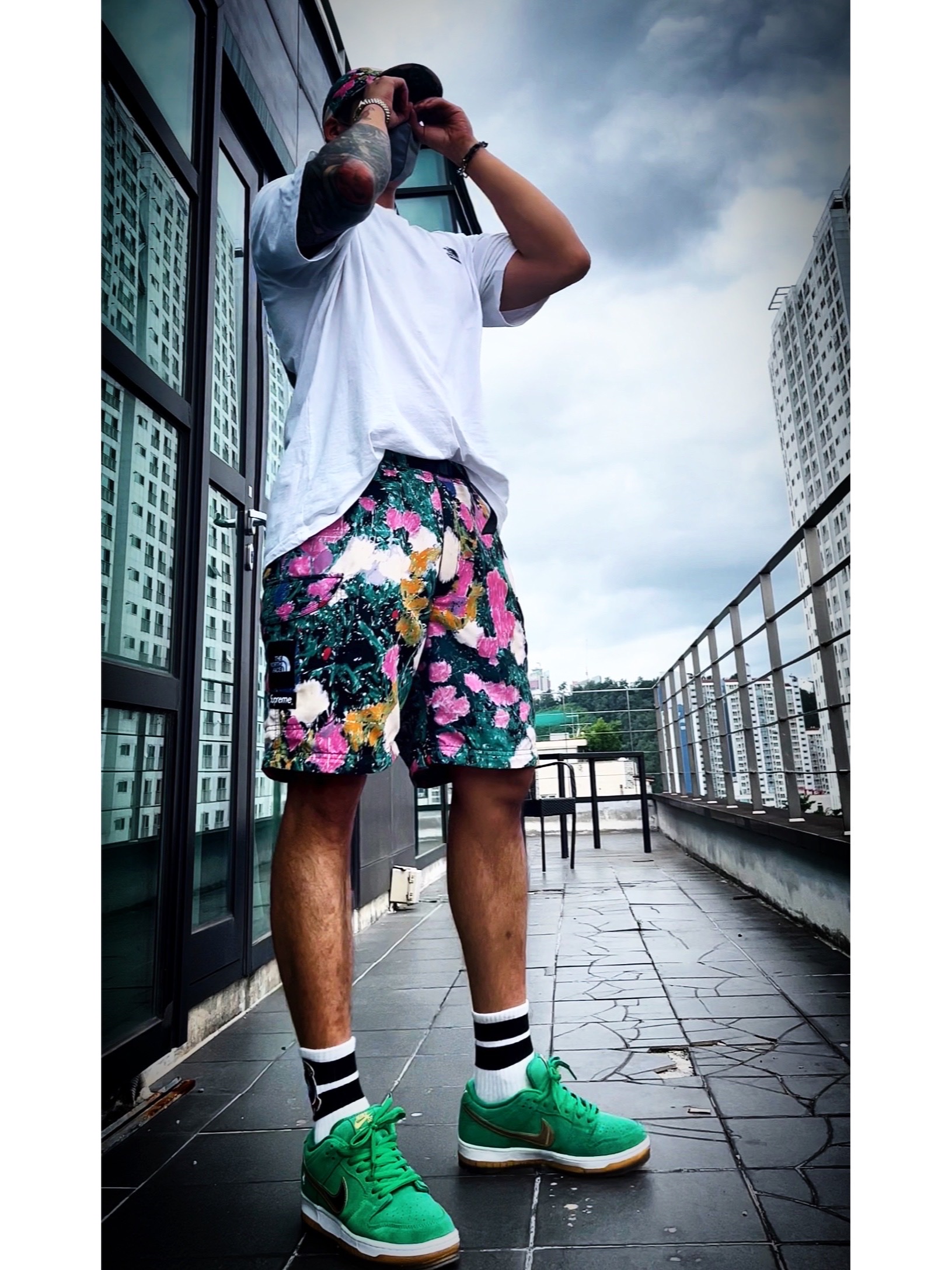 Supreme x The North Face Trekking Soft Bill Cap Flowers - 22SS, Supreme x The North Face Bandana T-Shirt White - 22SS 착용 스타일 - 1