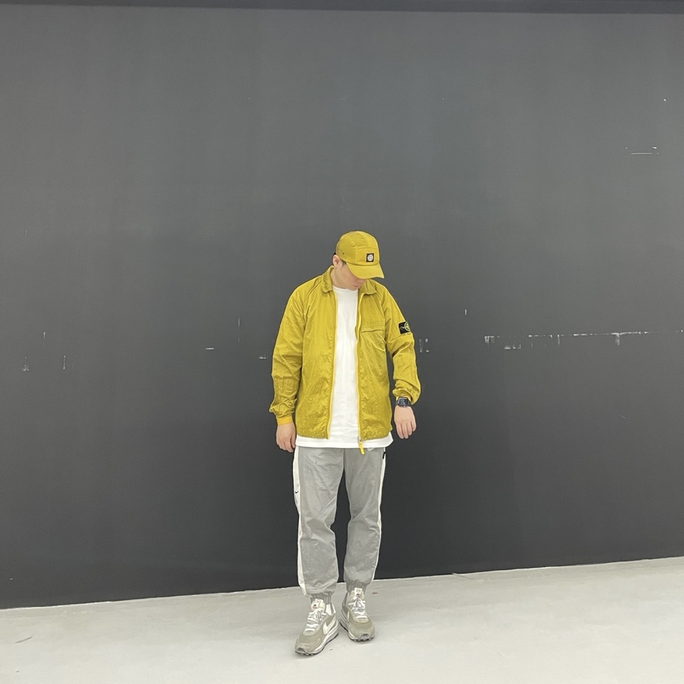 Stone Island 12321 Nylon Metal Garment Dyed Packable Overshirt Yellow - 22SS, Nike x Sacai x Fragment LDWaffle Light Smoke Grey 착용 스타일
