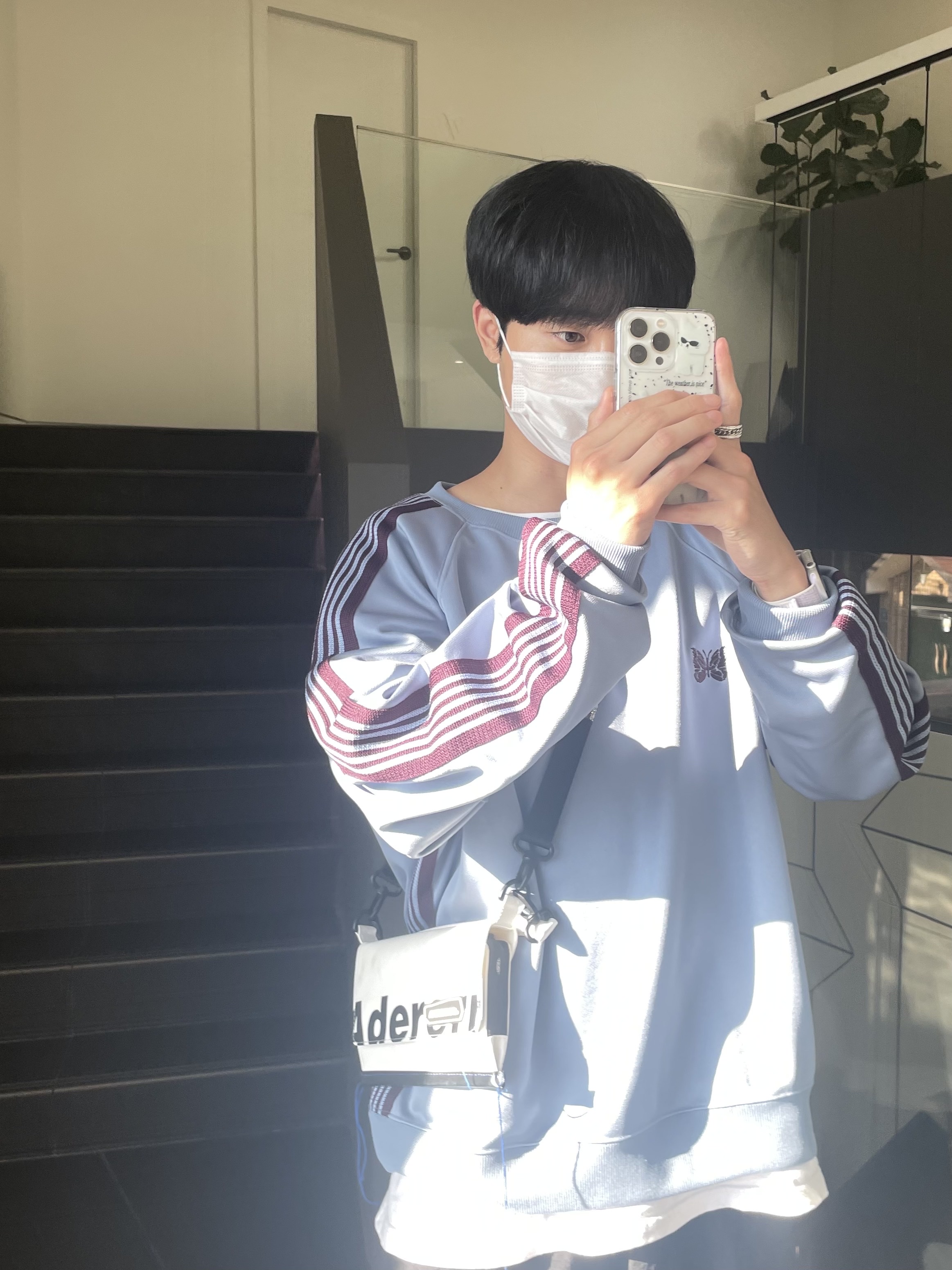 Needles Track Crewneck Poly Smooth Sax Blue, Apple iPhone 13 Pro 256GB Silver (Korean Ver.) 착용 스타일 - 2